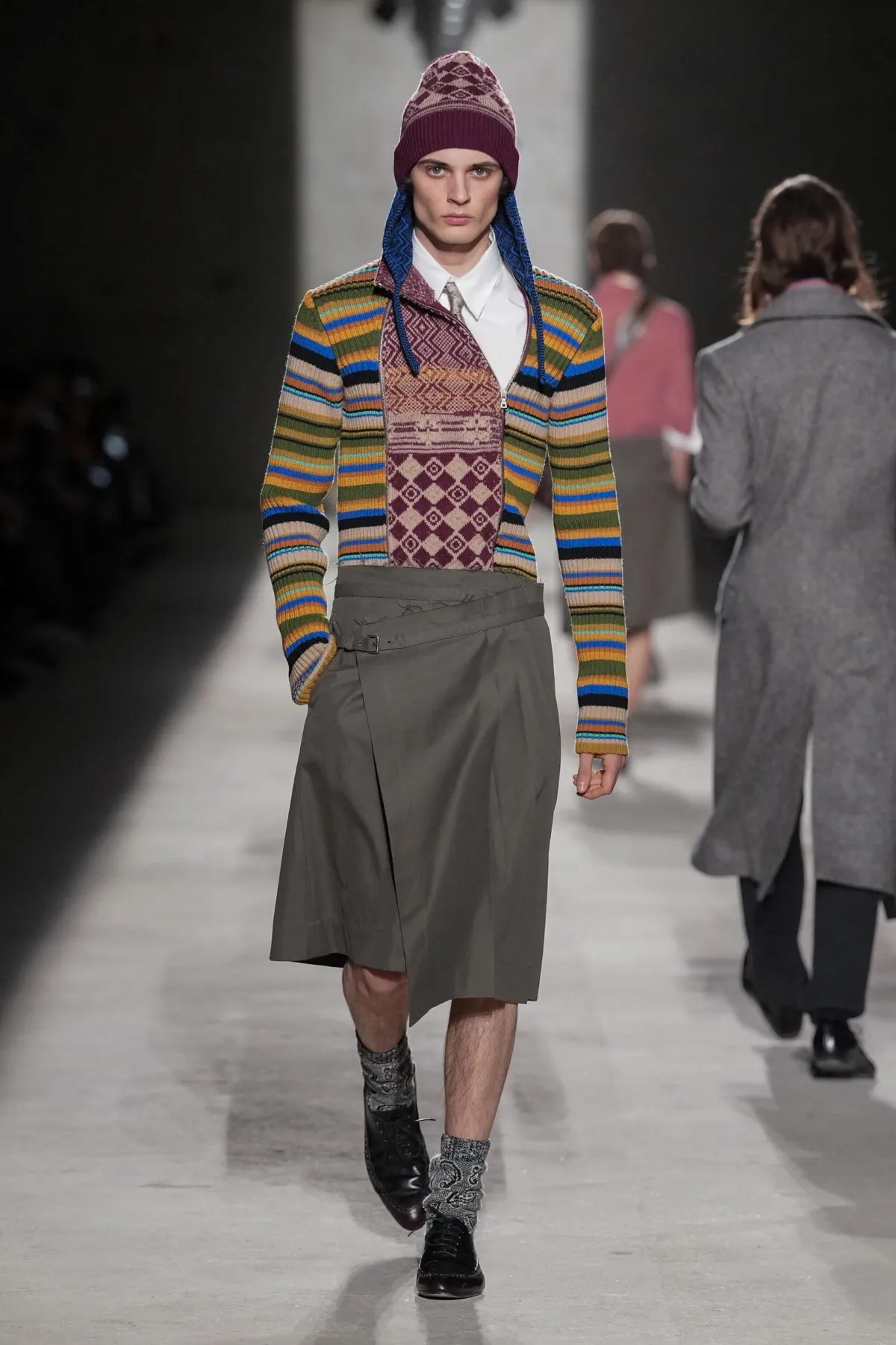 Dries Van Noten automne 2026 : Julian Klausner affirme une masculinité en construction