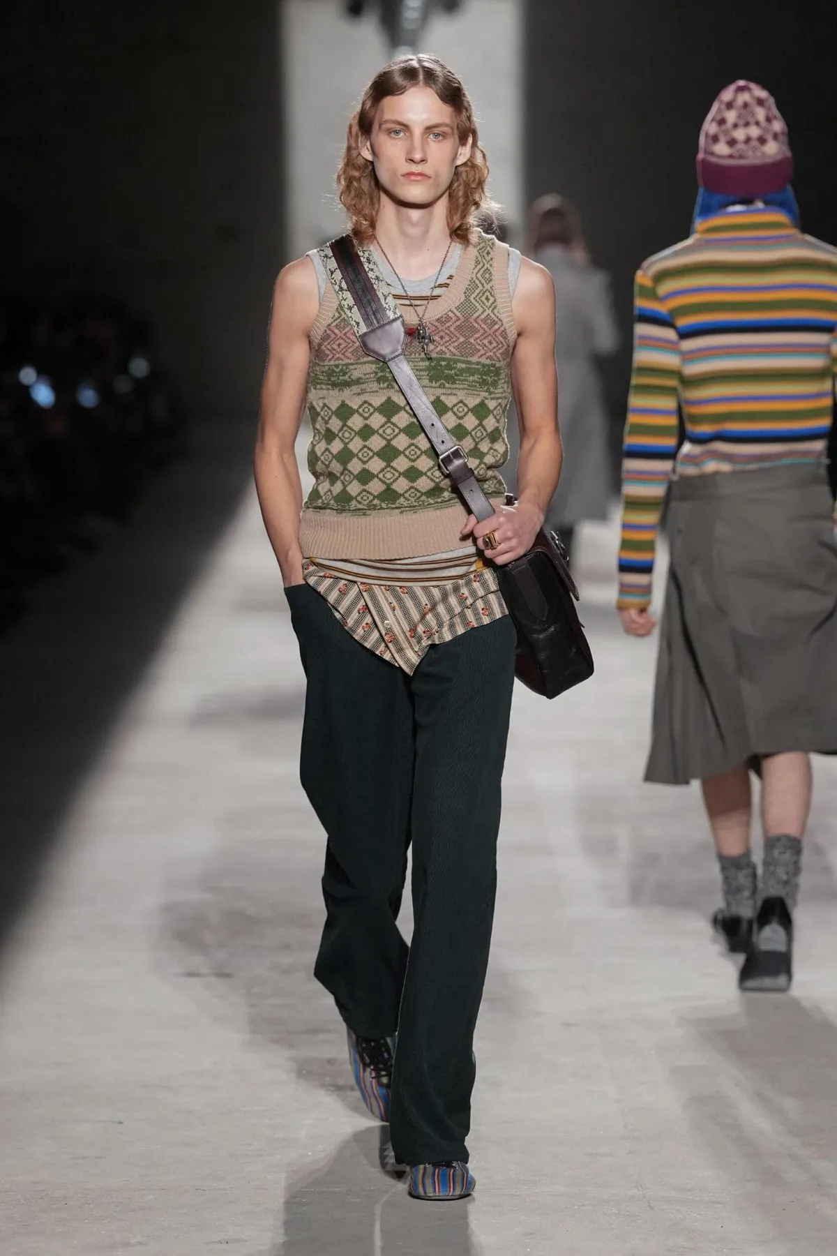 Dries Van Noten automne 2026 : Julian Klausner affirme une masculinité en construction