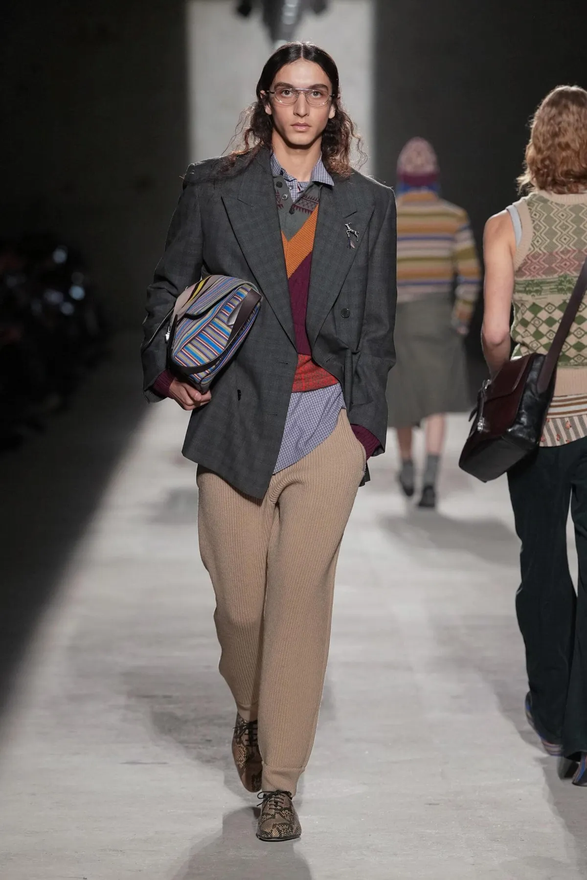 Dries Van Noten automne 2026 : Julian Klausner affirme une masculinité en construction