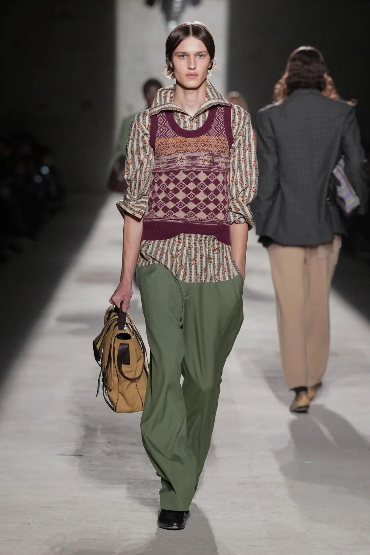 Dries Van Noten automne 2026 : Julian Klausner affirme une masculinité en construction