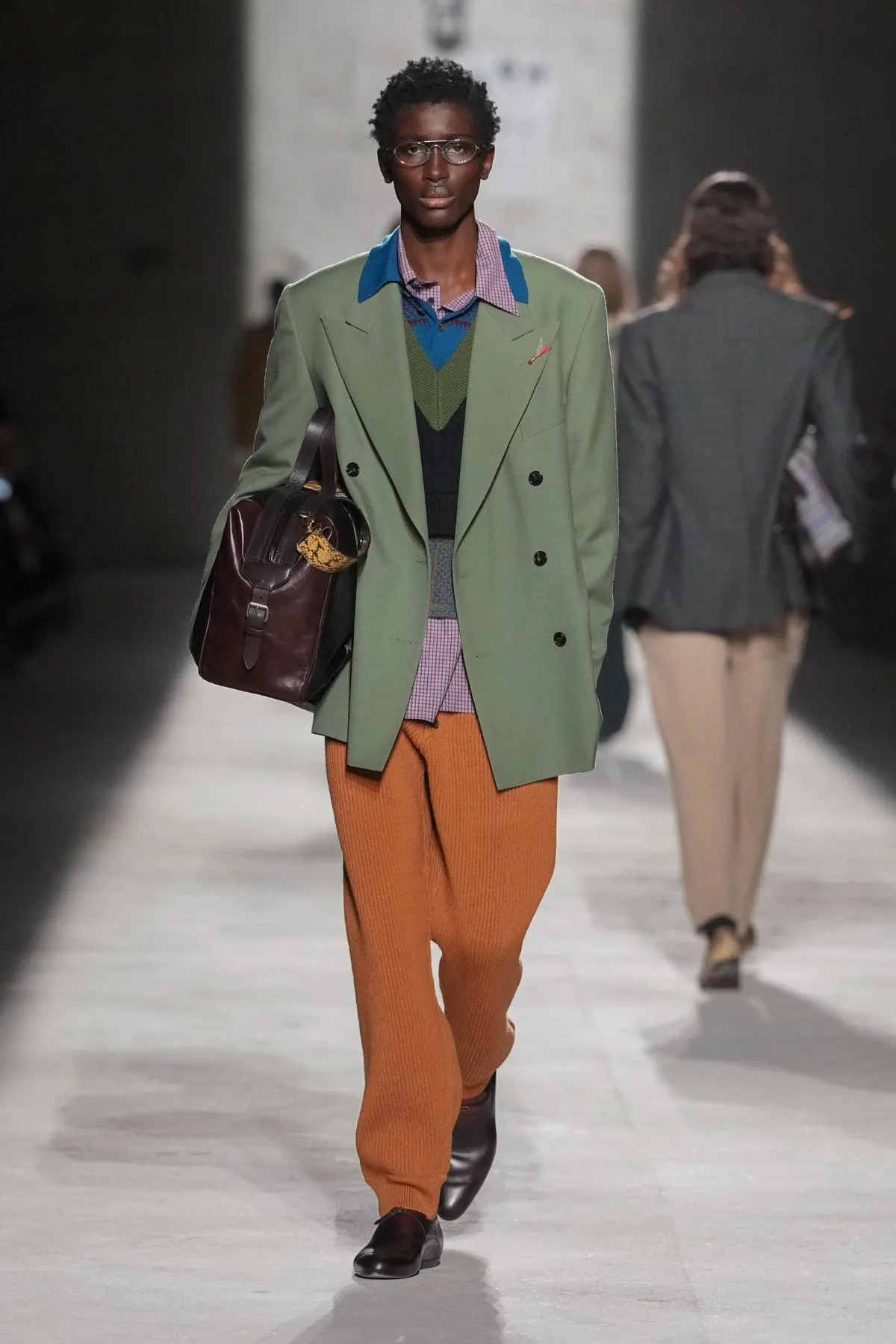 Dries Van Noten automne 2026 : Julian Klausner affirme une masculinité en construction