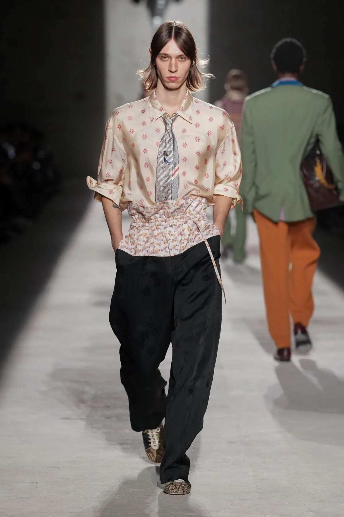 Dries Van Noten automne 2026 : Julian Klausner affirme une masculinité en construction
