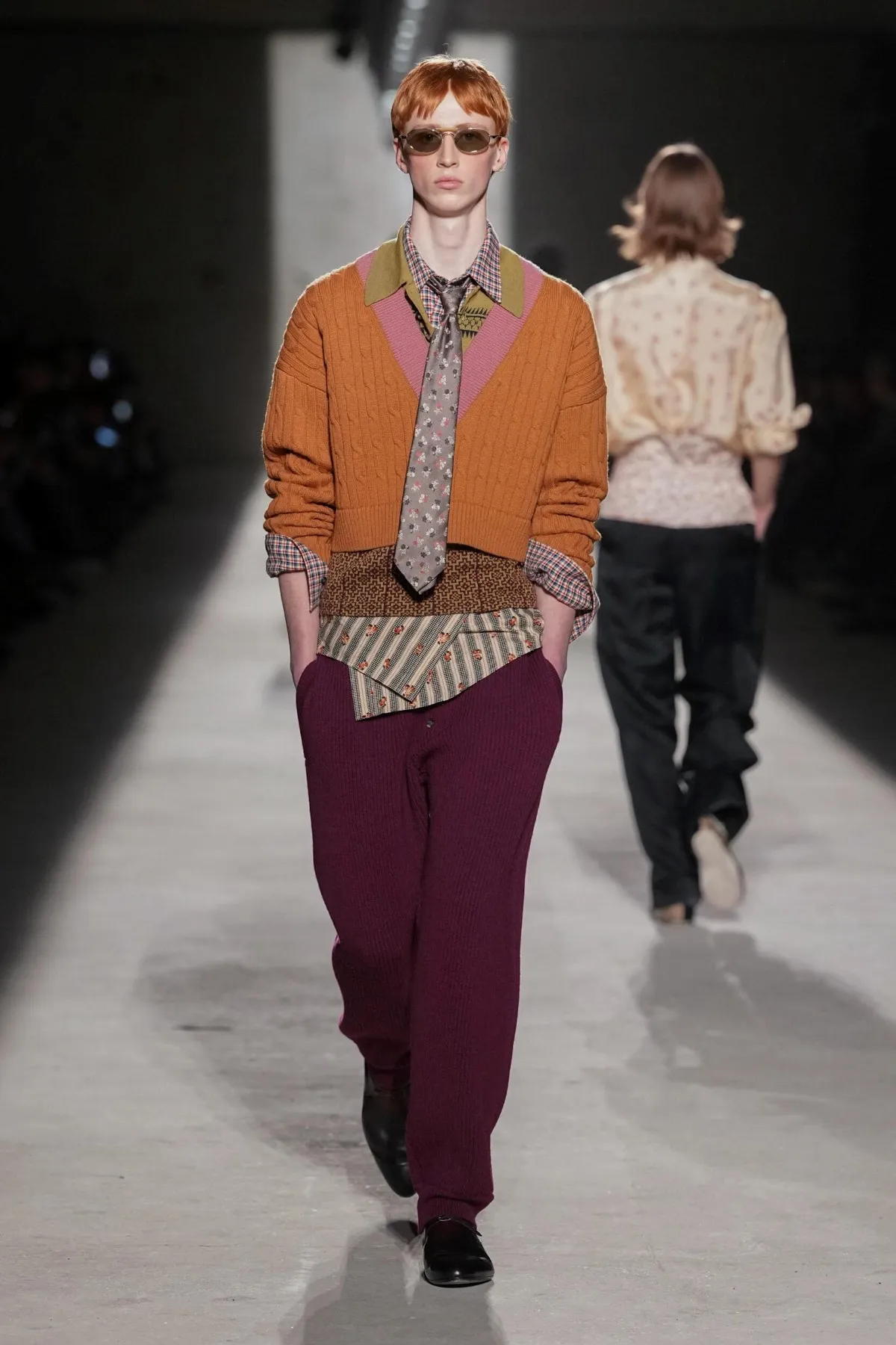 Dries Van Noten automne 2026 : Julian Klausner affirme une masculinité en construction