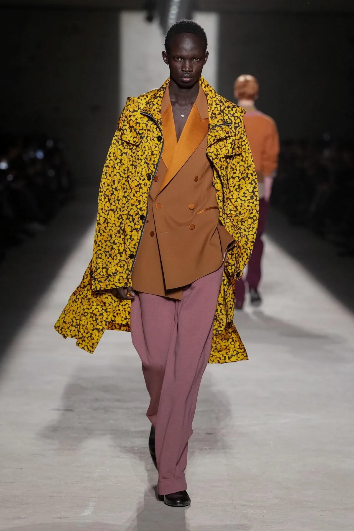 Dries Van Noten automne 2026 : Julian Klausner affirme une masculinité en construction