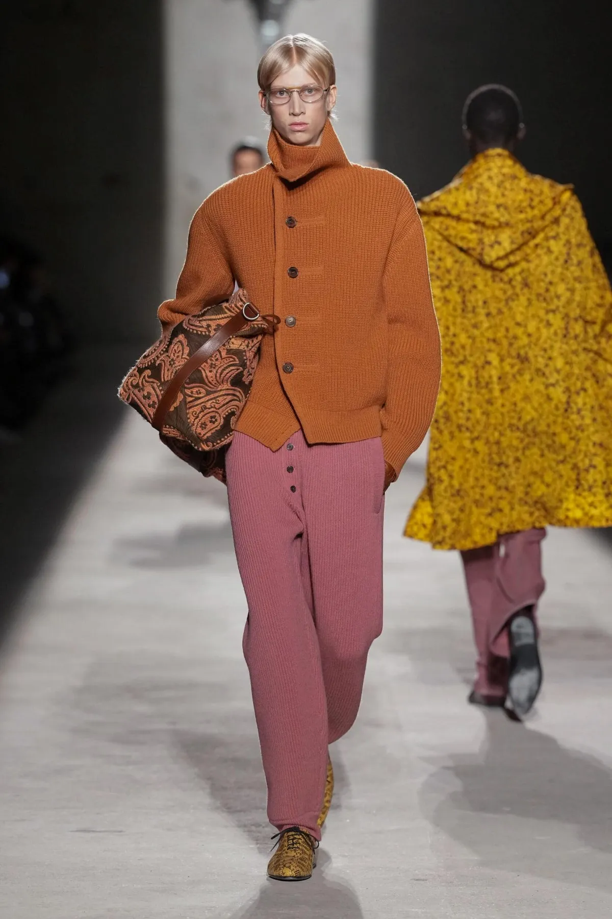 Dries Van Noten automne 2026 : Julian Klausner affirme une masculinité en construction