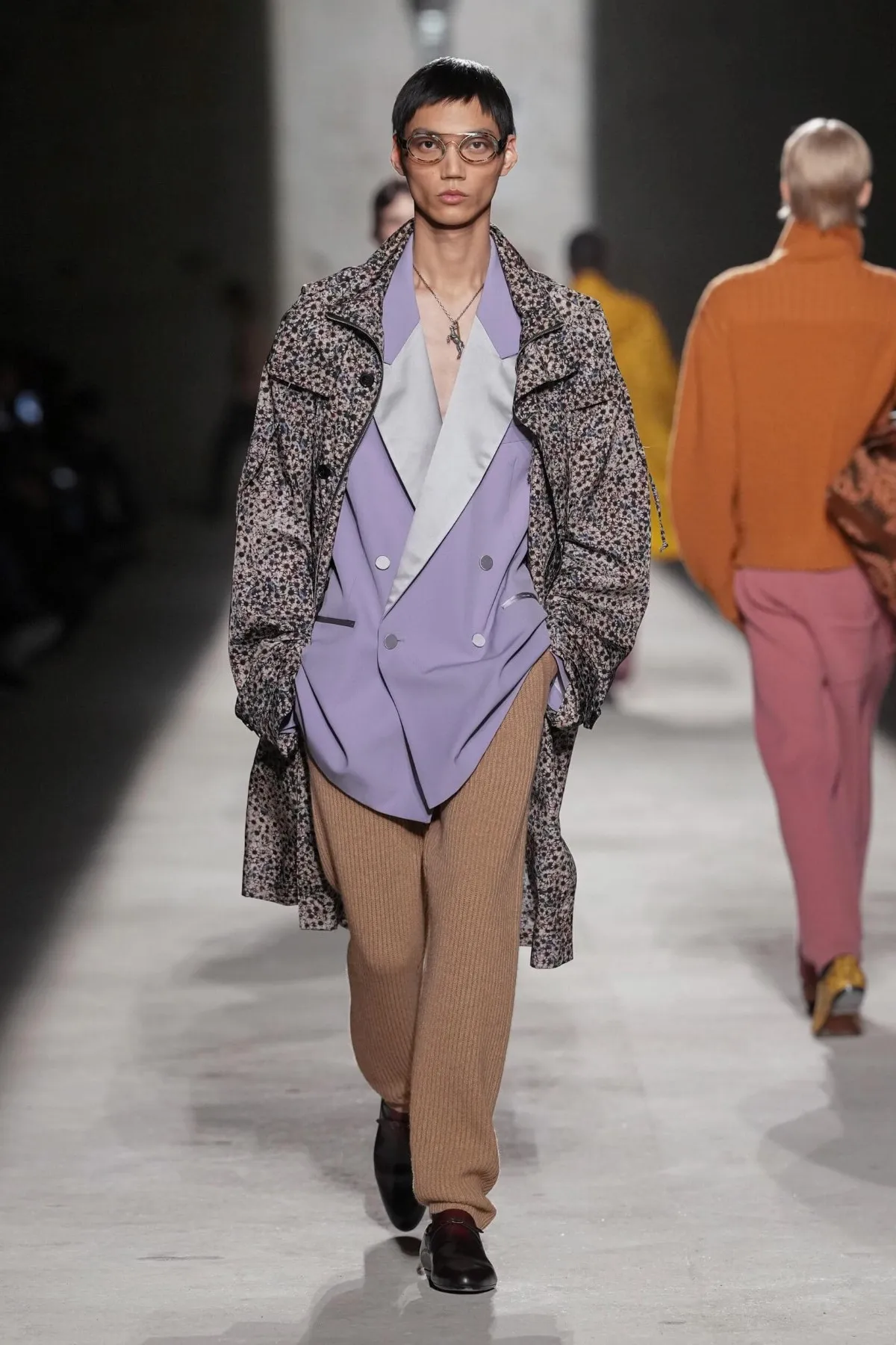 Dries Van Noten automne 2026 : Julian Klausner affirme une masculinité en construction
