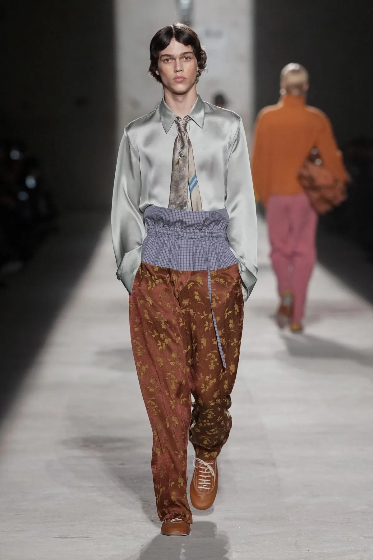 Dries Van Noten automne 2026 : Julian Klausner affirme une masculinité en construction