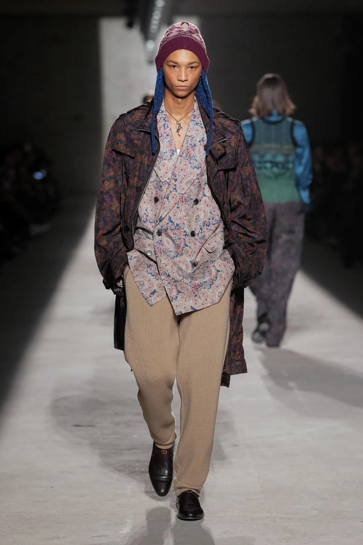 Dries Van Noten automne 2026 : Julian Klausner affirme une masculinité en construction