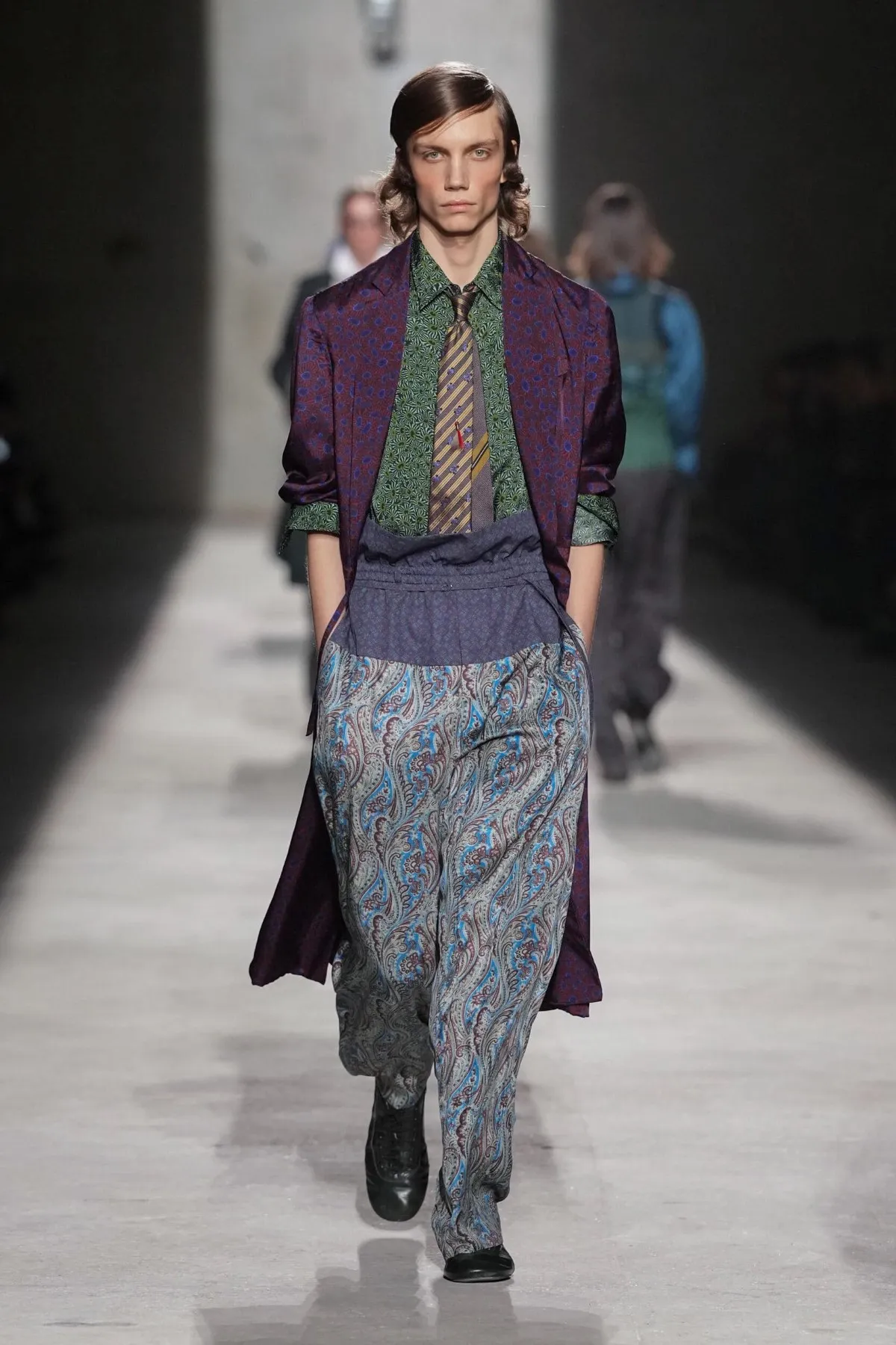 Dries Van Noten automne 2026 : Julian Klausner affirme une masculinité en construction
