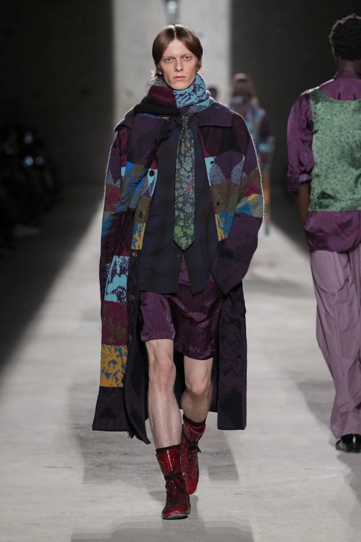 Dries Van Noten automne 2026 : Julian Klausner affirme une masculinité en construction