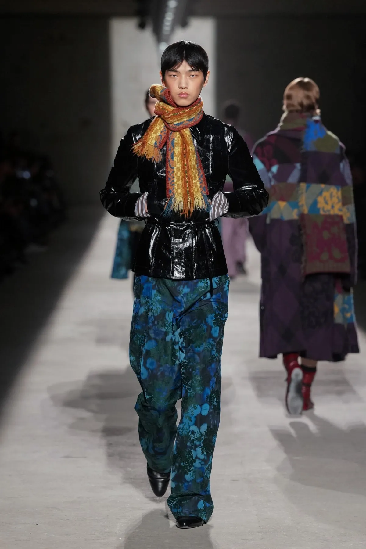 Dries Van Noten automne 2026 : Julian Klausner affirme une masculinité en construction