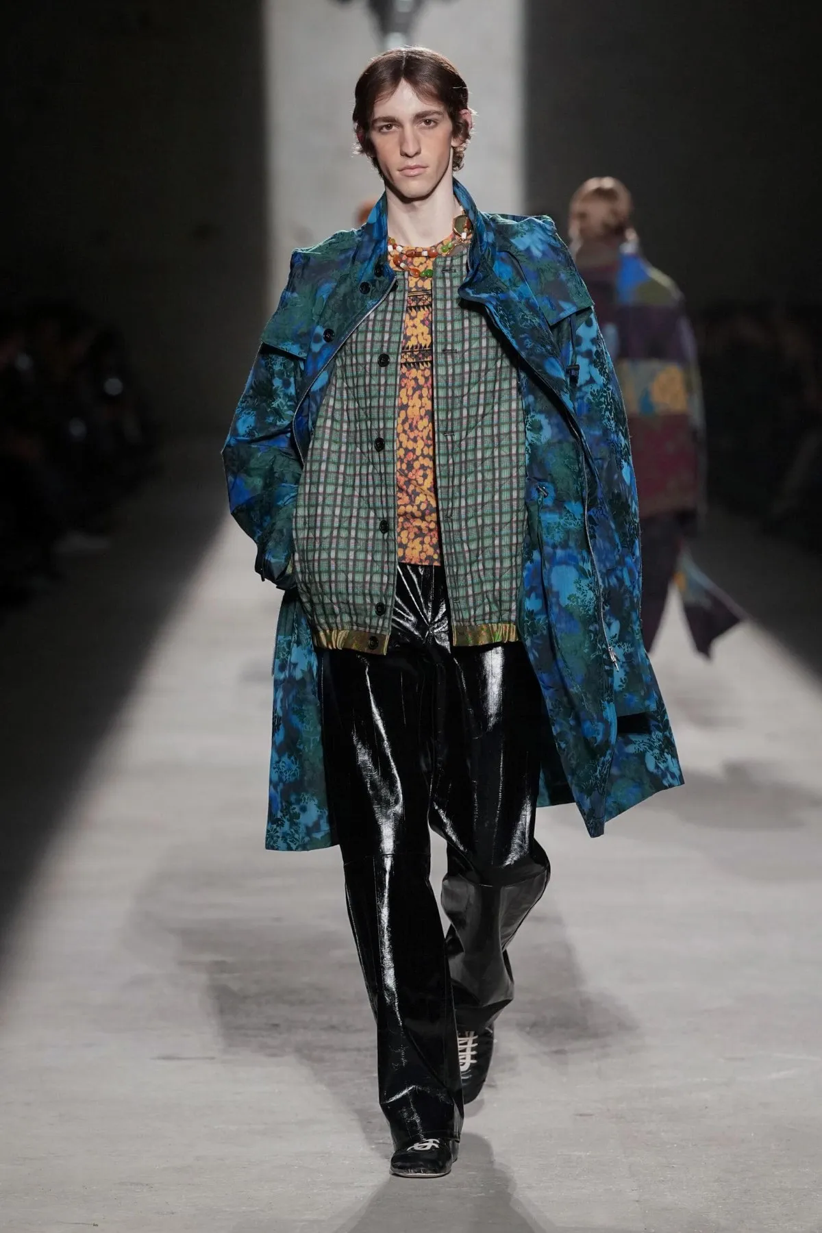 Dries Van Noten automne 2026 : Julian Klausner affirme une masculinité en construction