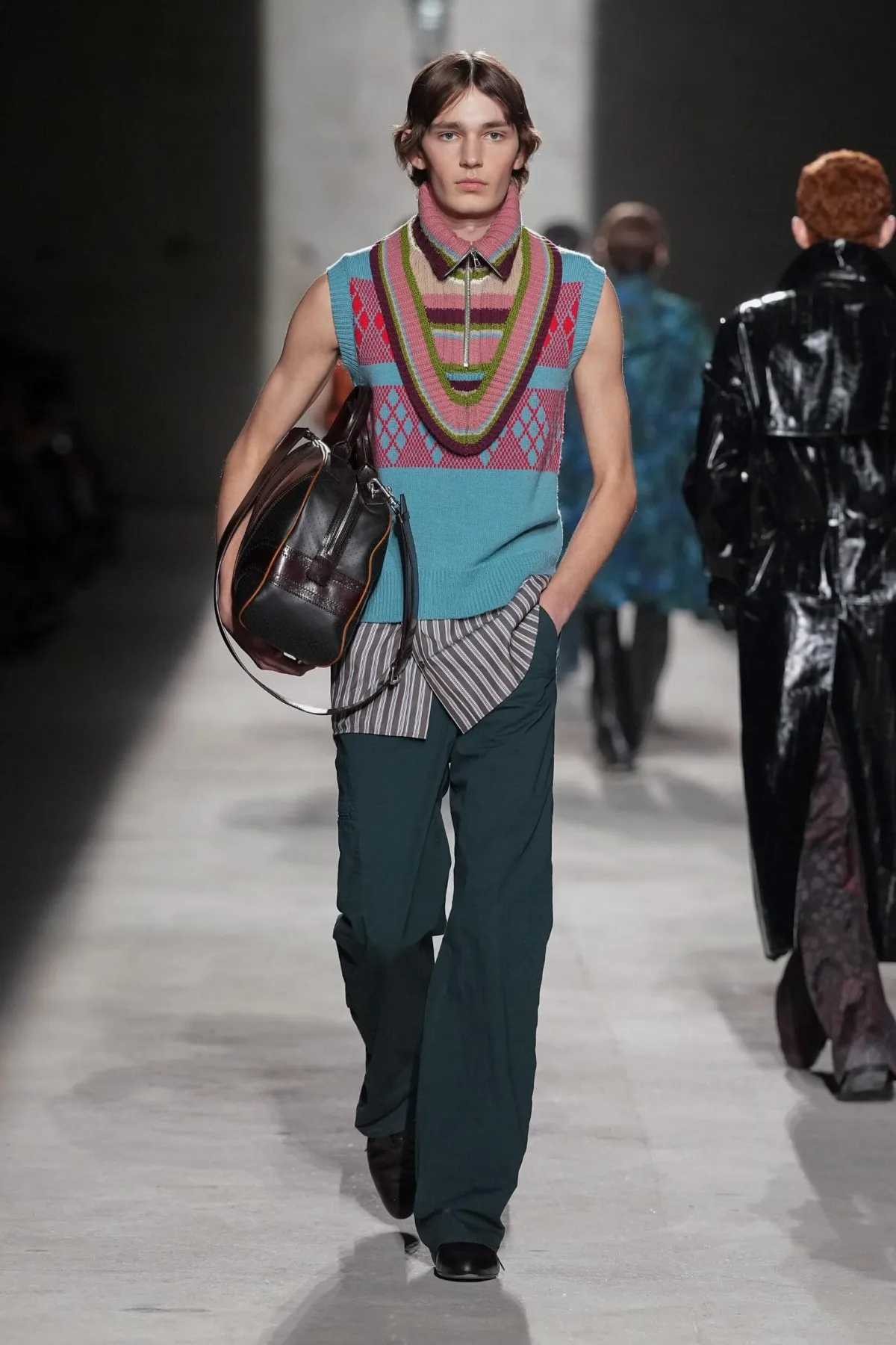 Dries Van Noten automne 2026 : Julian Klausner affirme une masculinité en construction