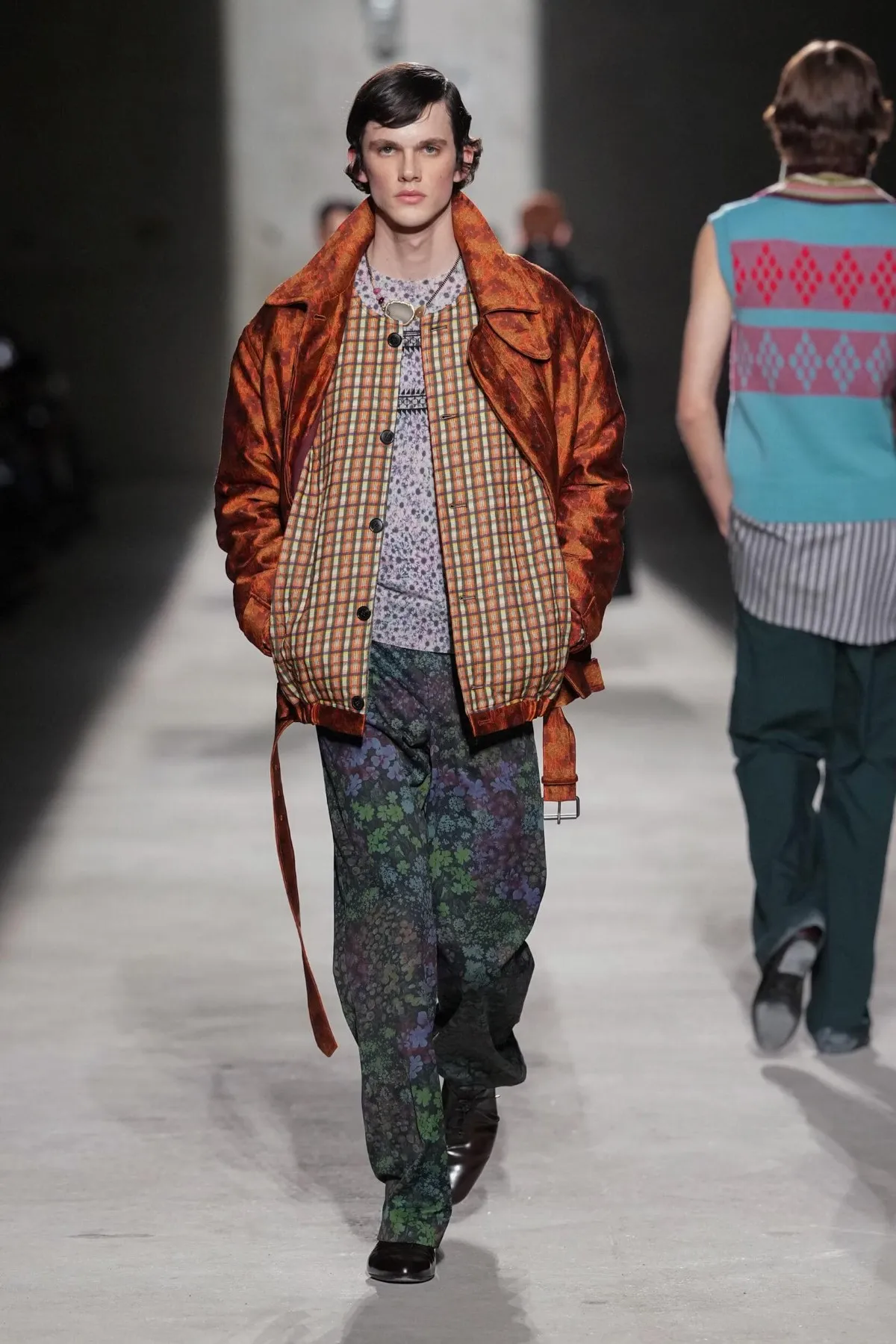 Dries Van Noten automne 2026 : Julian Klausner affirme une masculinité en construction