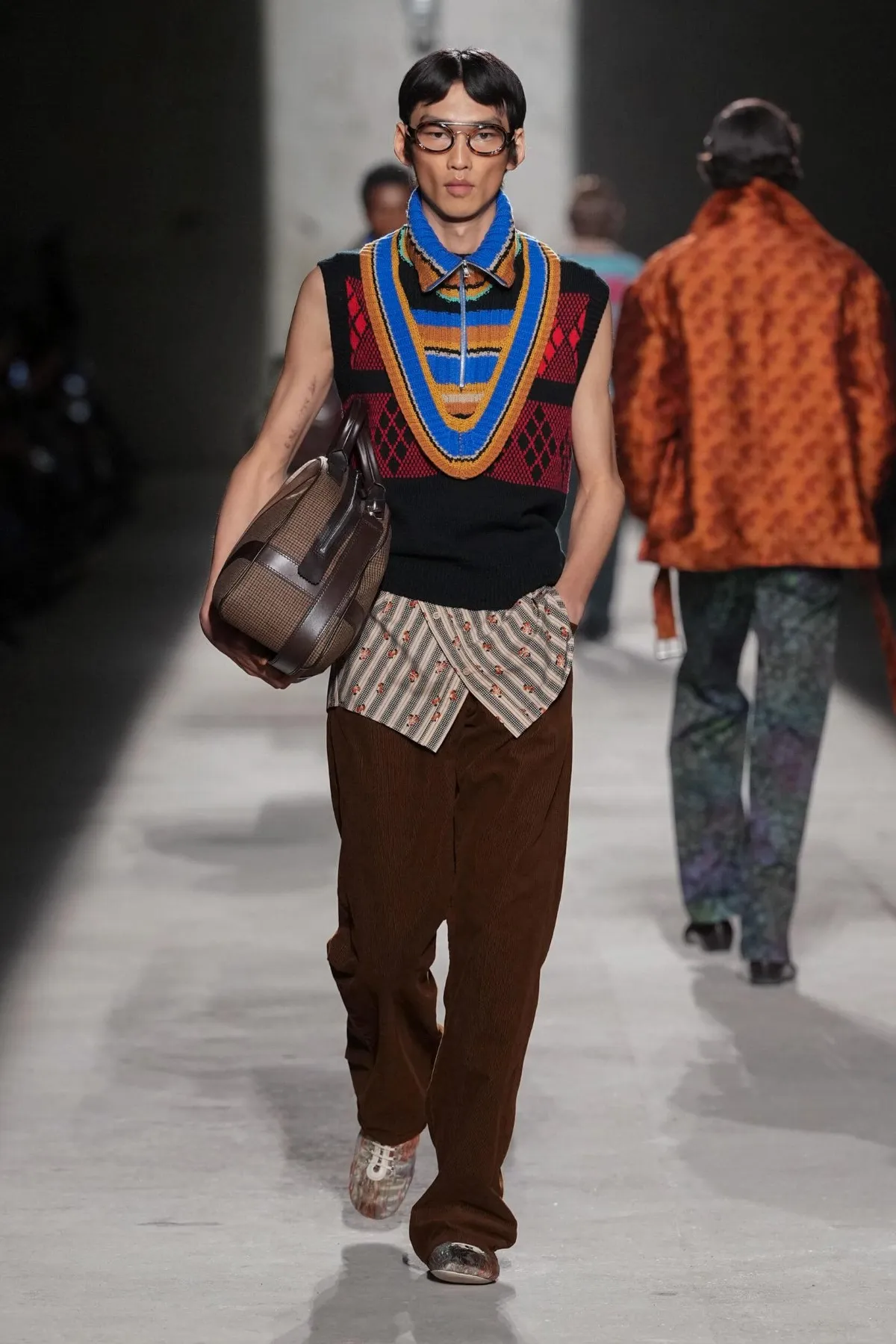 Dries Van Noten automne 2026 : Julian Klausner affirme une masculinité en construction