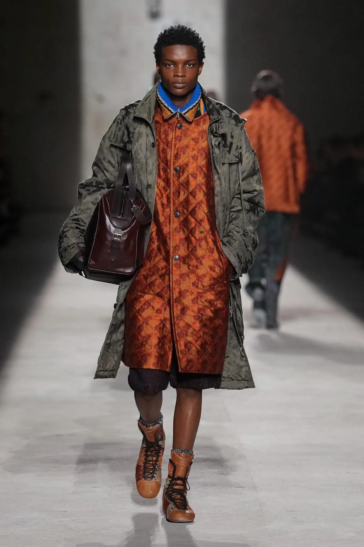 Dries Van Noten automne 2026 : Julian Klausner affirme une masculinité en construction