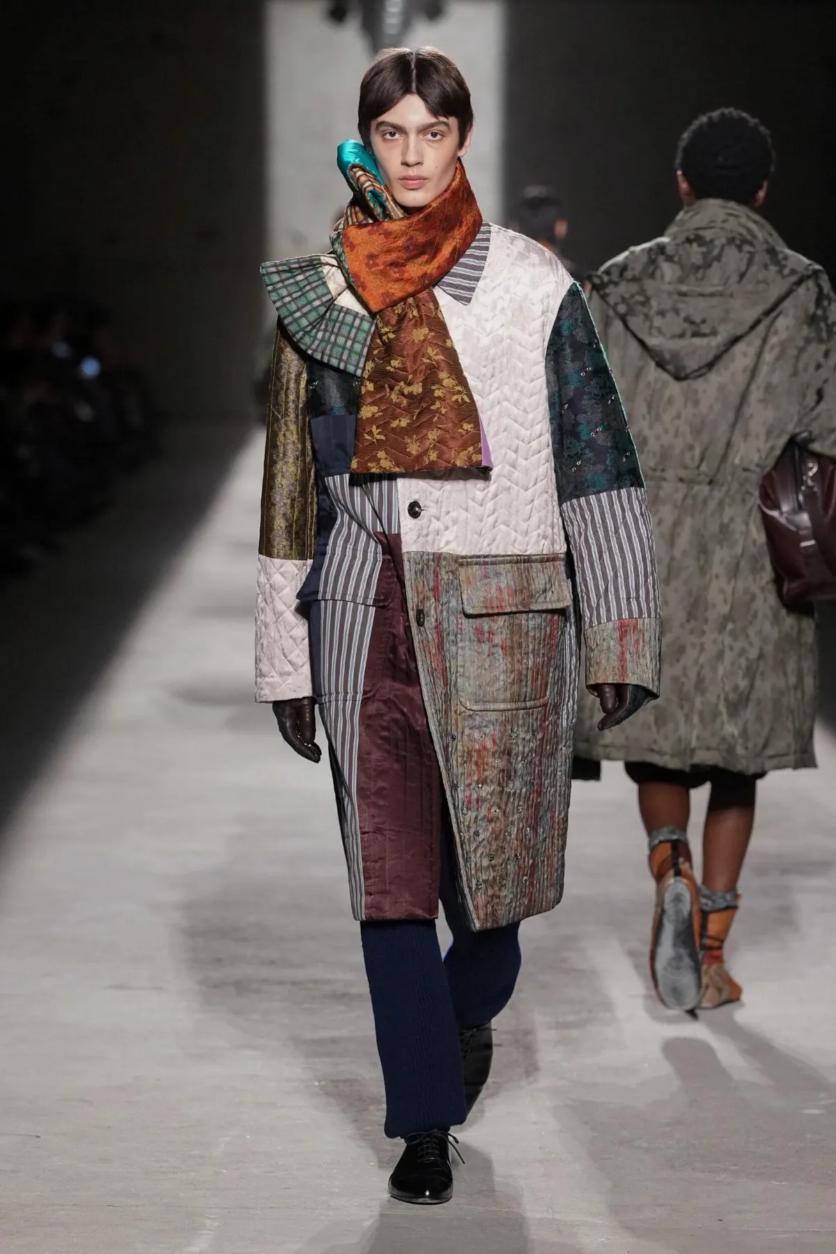 Dries Van Noten automne 2026 : Julian Klausner affirme une masculinité en construction