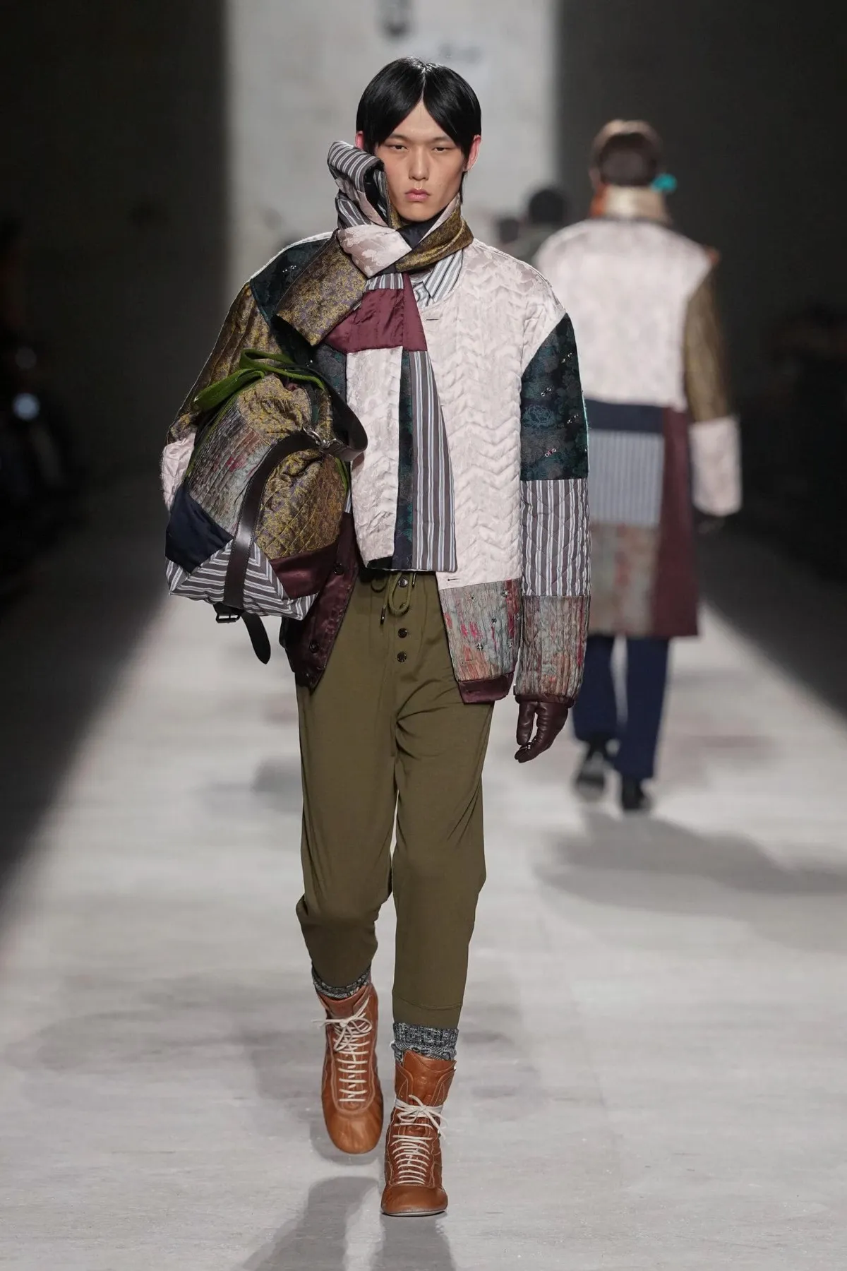 Dries Van Noten automne 2026 : Julian Klausner affirme une masculinité en construction