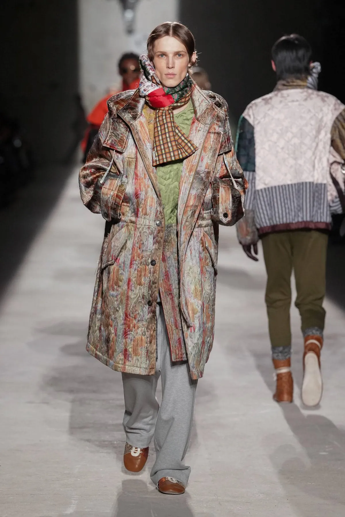 Dries Van Noten automne 2026 : Julian Klausner affirme une masculinité en construction