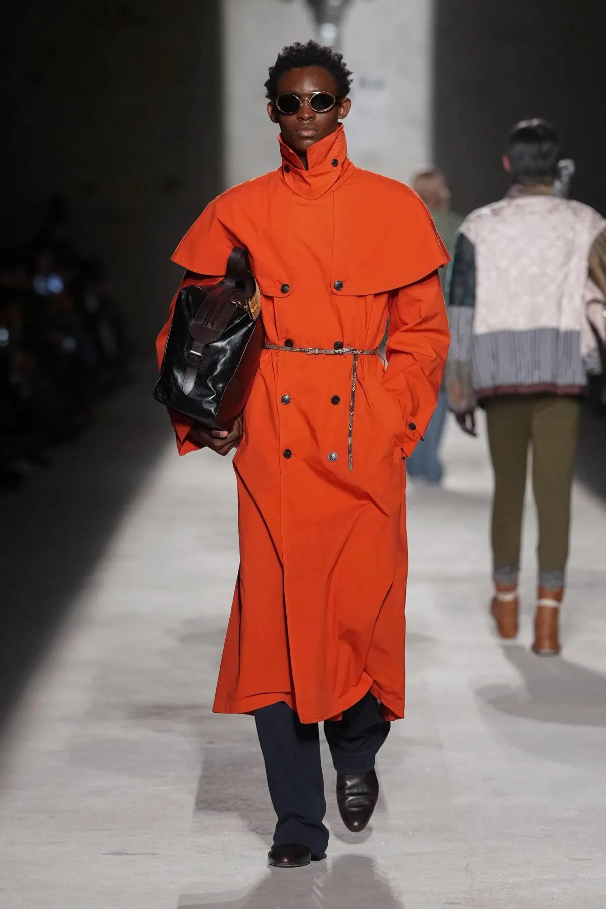 Dries Van Noten automne 2026 : Julian Klausner affirme une masculinité en construction