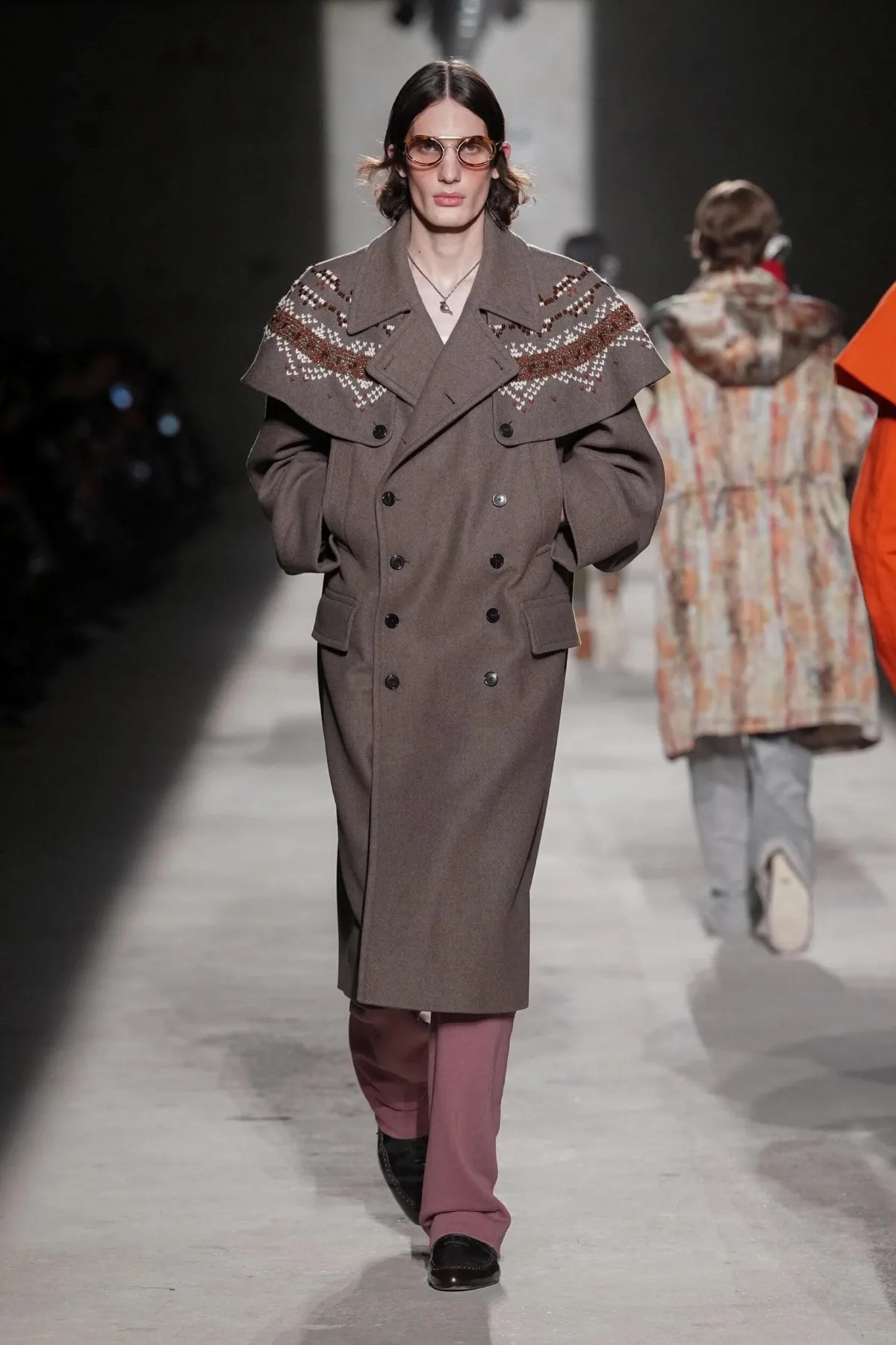 Dries Van Noten automne 2026 : Julian Klausner affirme une masculinité en construction