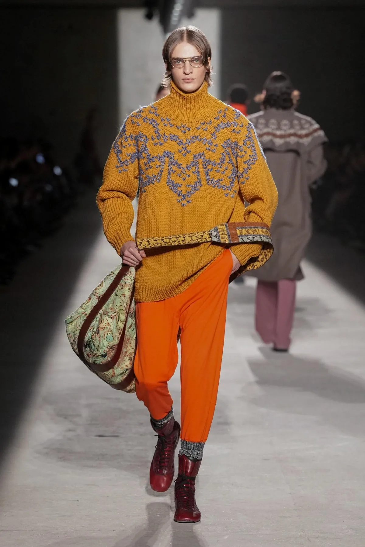 Dries Van Noten automne 2026 : Julian Klausner affirme une masculinité en construction