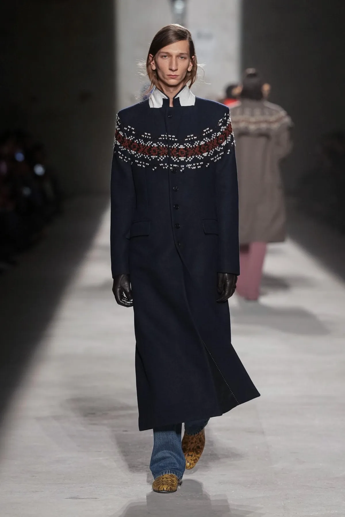 Dries Van Noten automne 2026 : Julian Klausner affirme une masculinité en construction