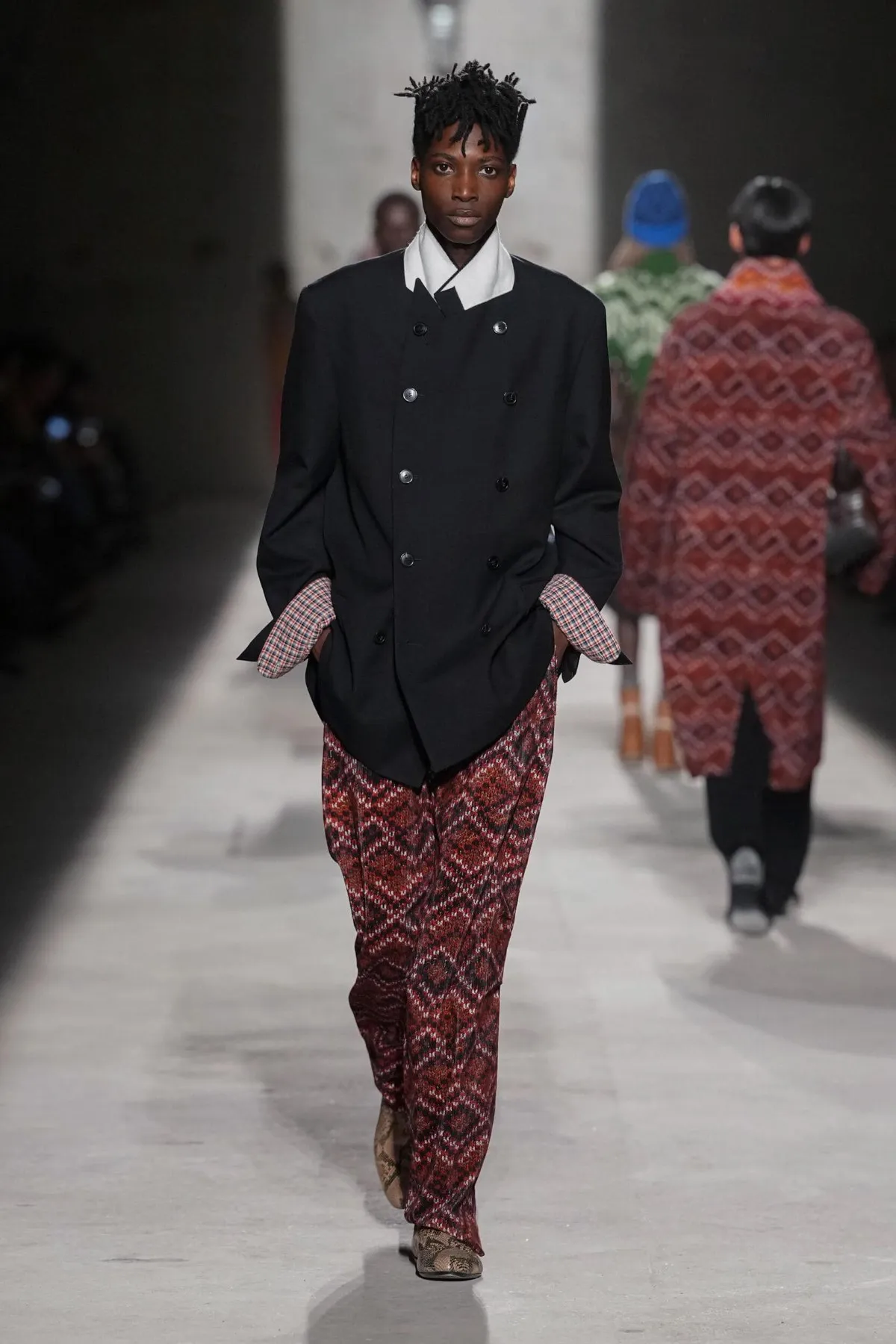 Dries Van Noten automne 2026 : Julian Klausner affirme une masculinité en construction