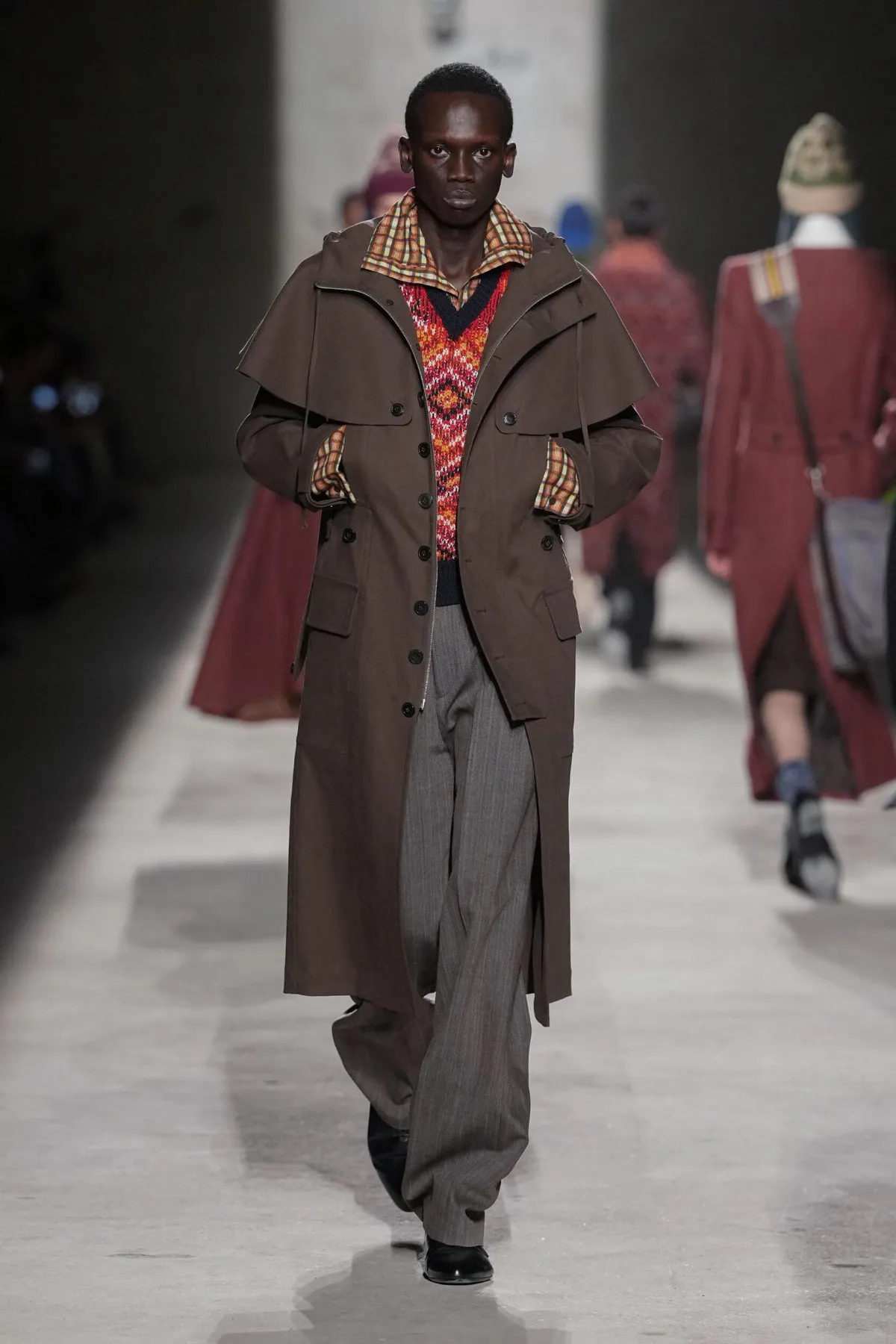 Dries Van Noten automne 2026 : Julian Klausner affirme une masculinité en construction