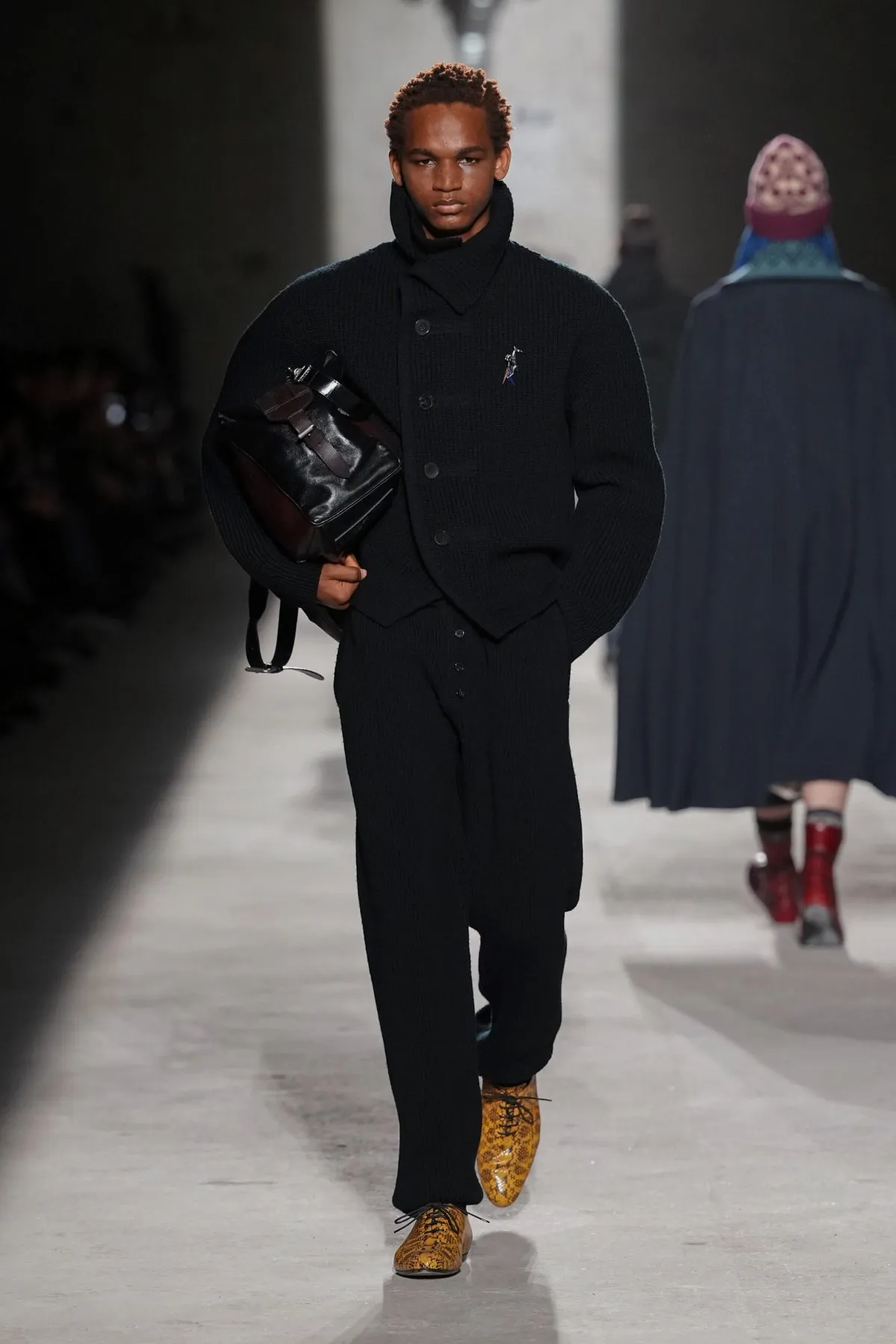 Dries Van Noten automne 2026 : Julian Klausner affirme une masculinité en construction