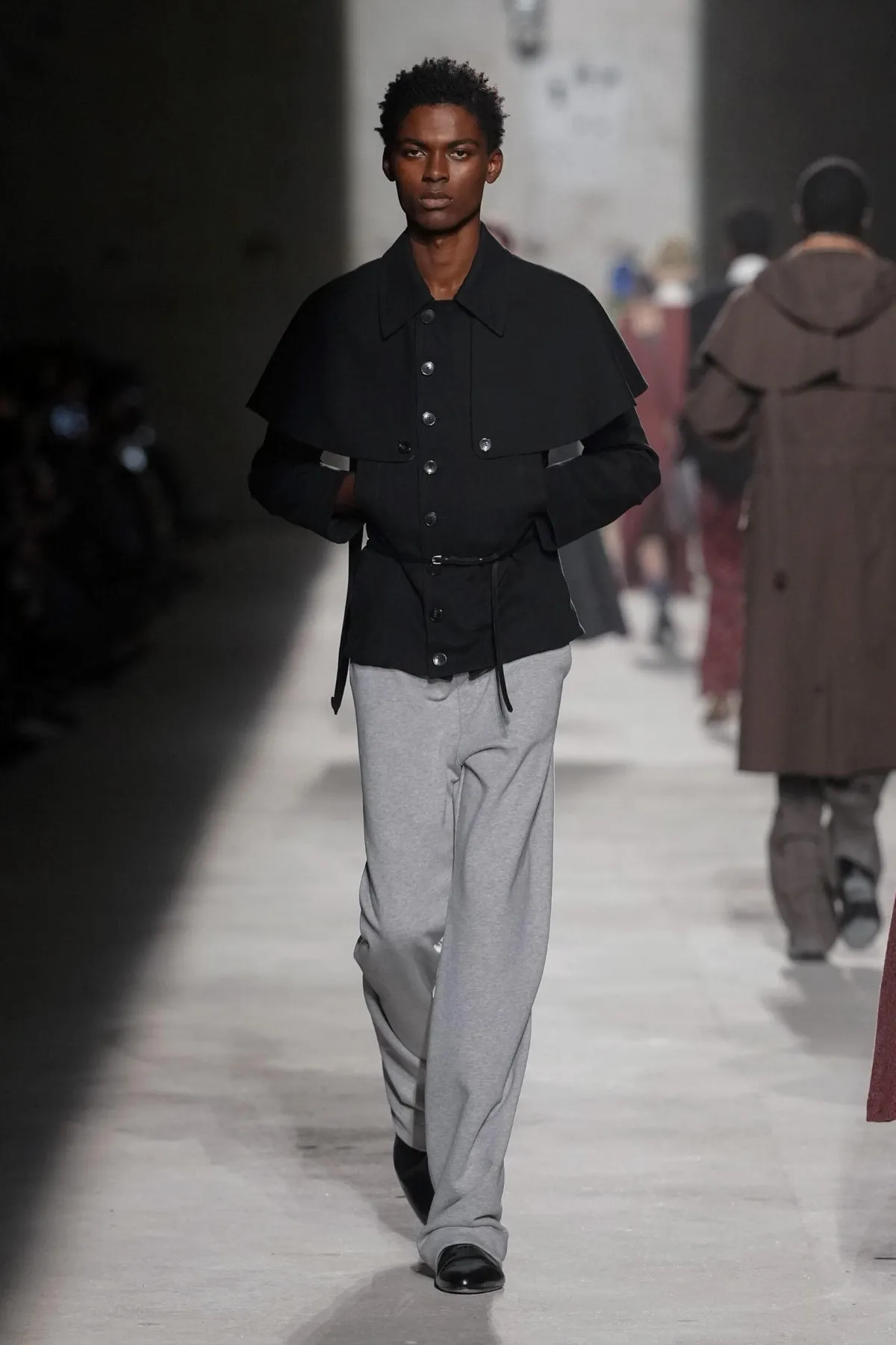 Dries Van Noten automne 2026 : Julian Klausner affirme une masculinité en construction