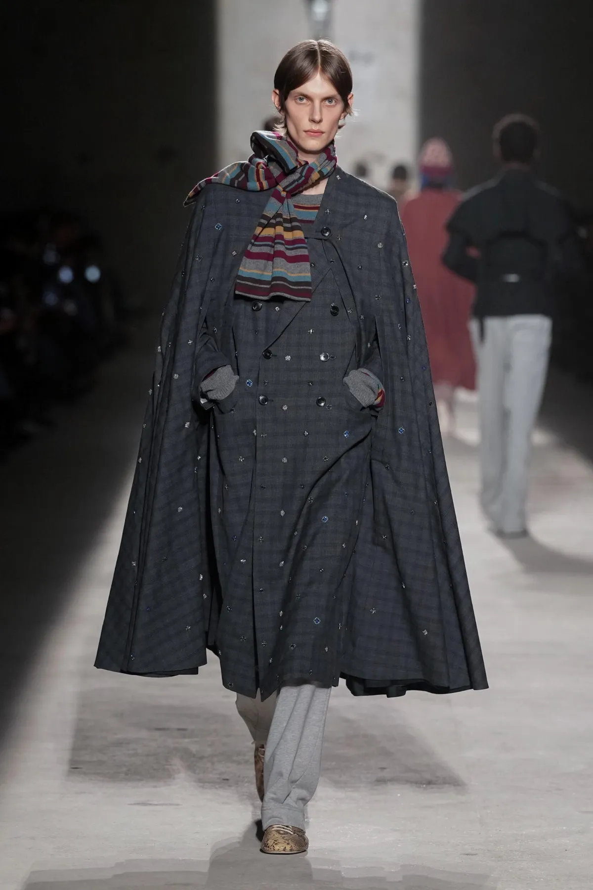 Dries Van Noten automne 2026 : Julian Klausner affirme une masculinité en construction