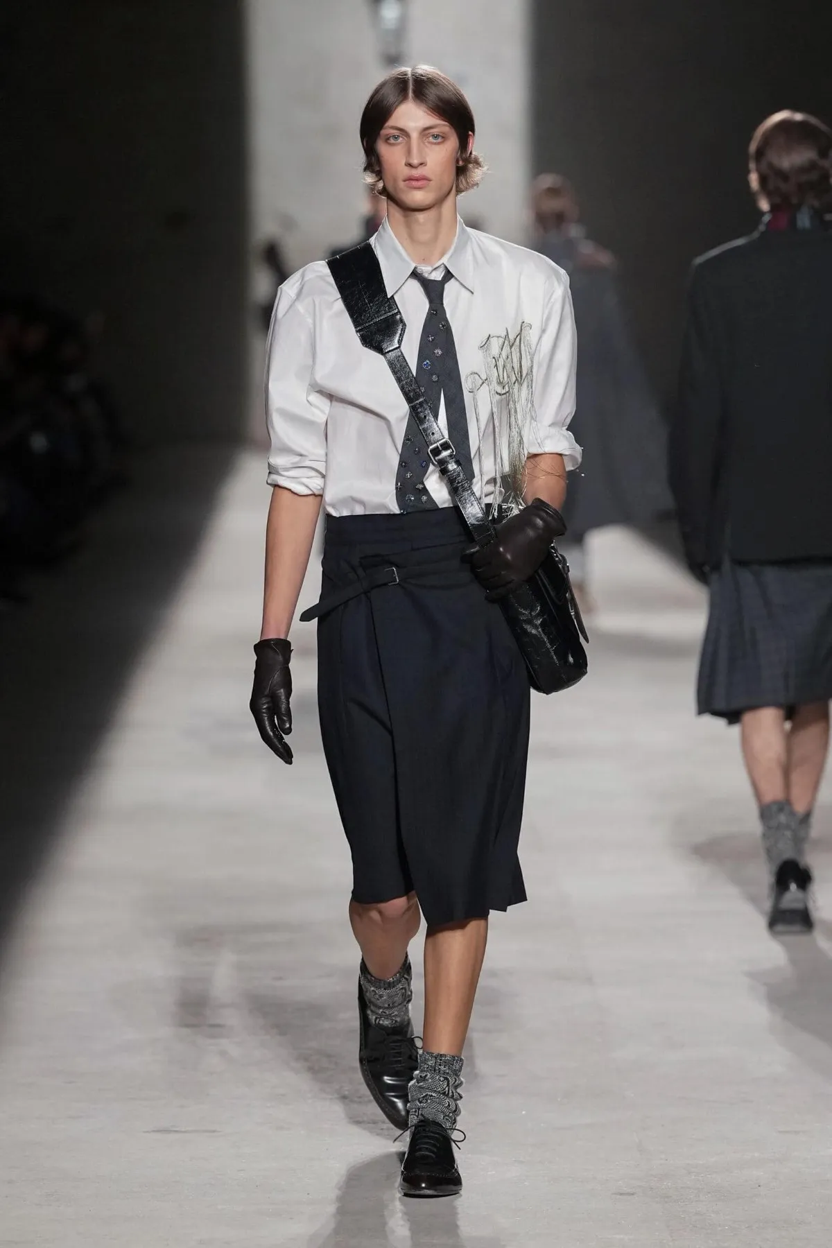 Dries Van Noten automne 2026 : Julian Klausner affirme une masculinité en construction