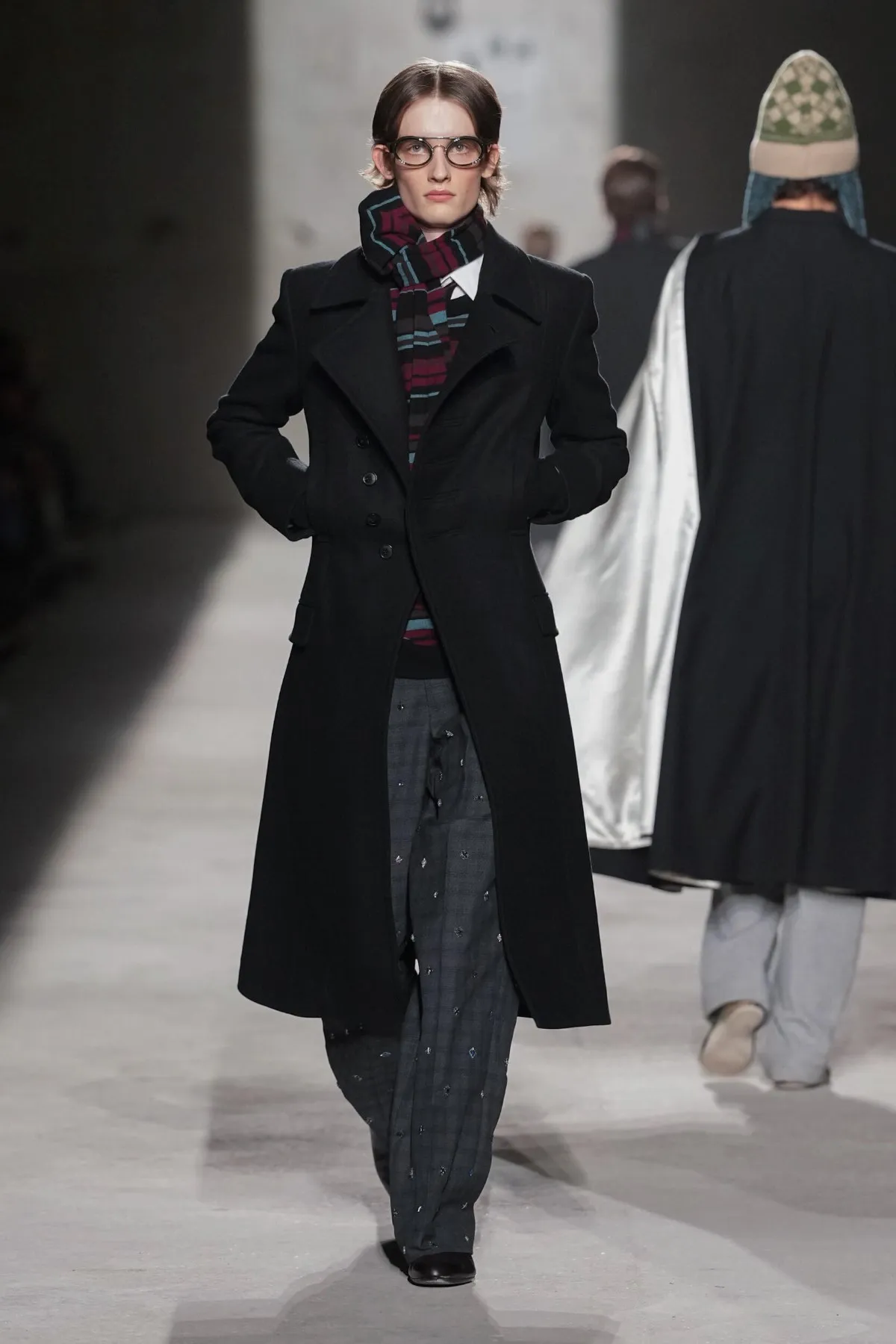 Dries Van Noten automne 2026 : Julian Klausner affirme une masculinité en construction