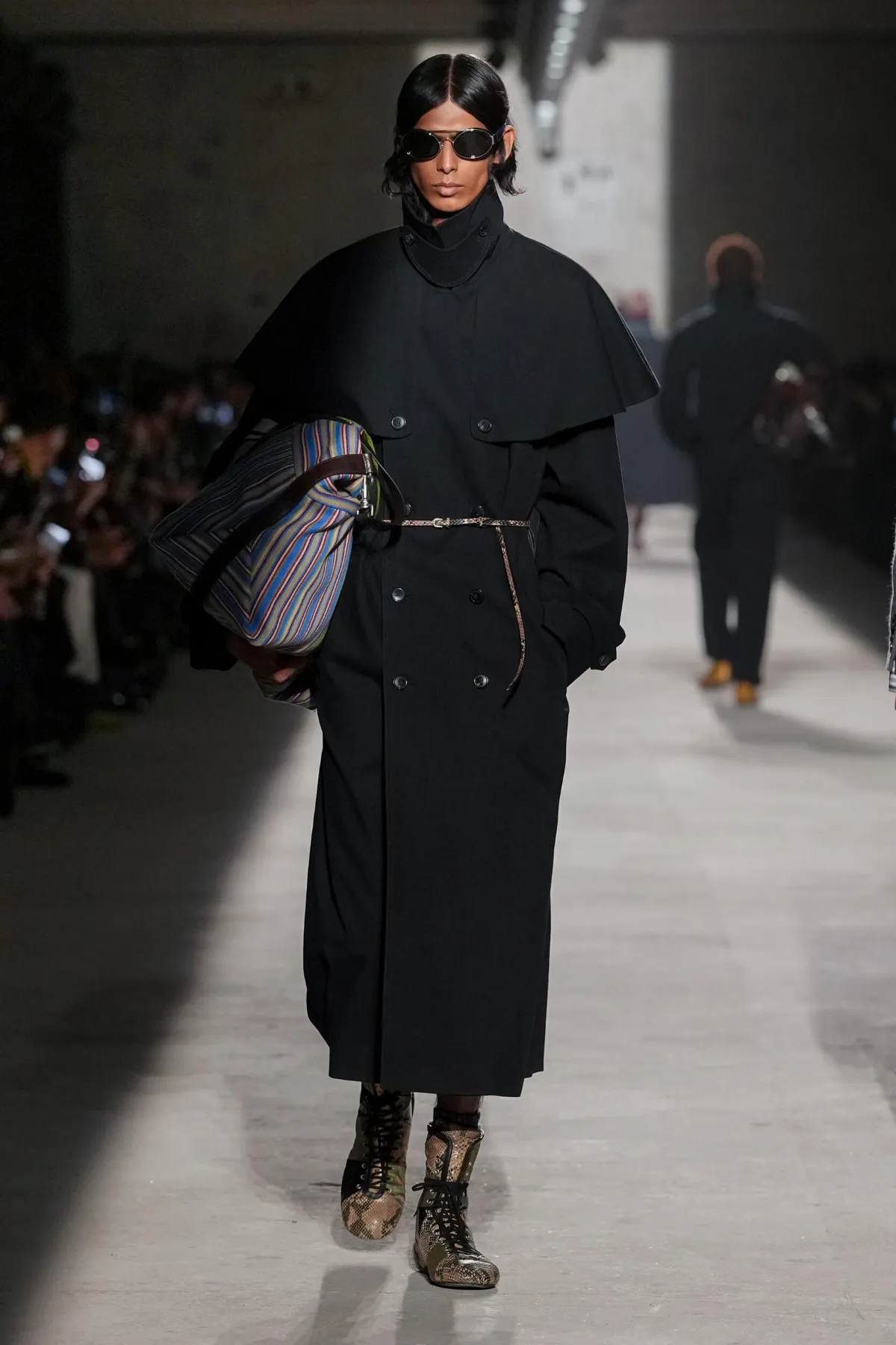 Dries Van Noten automne 2026 : Julian Klausner affirme une masculinité en construction