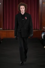Ernest W. Baker signe son premier défilé parisien avec une collection automne 2026 ultra maîtrisée