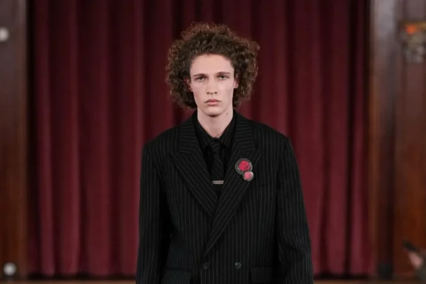 Ernest W. Baker signe son premier défilé parisien avec une collection automne 2026 ultra maîtrisée