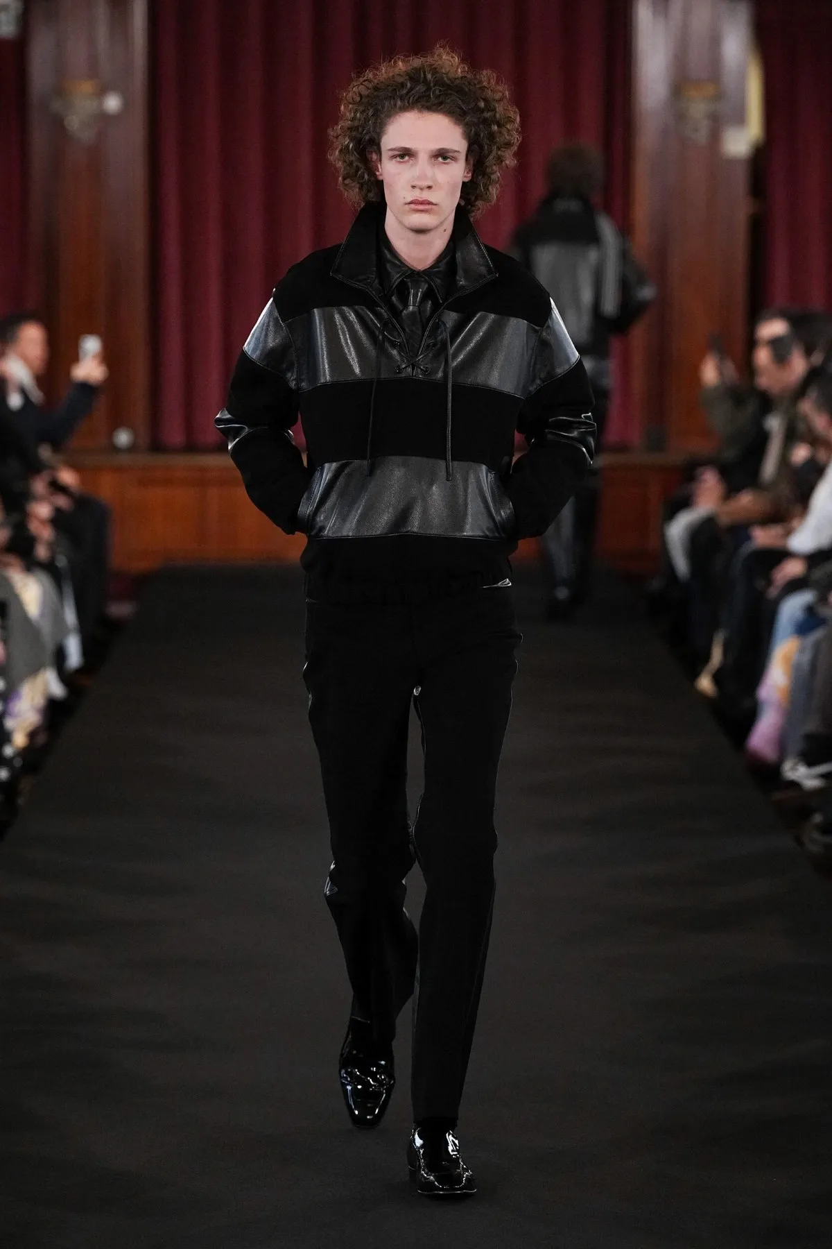 Ernest W. Baker signe son premier défilé parisien avec une collection automne 2026 ultra maîtrisée