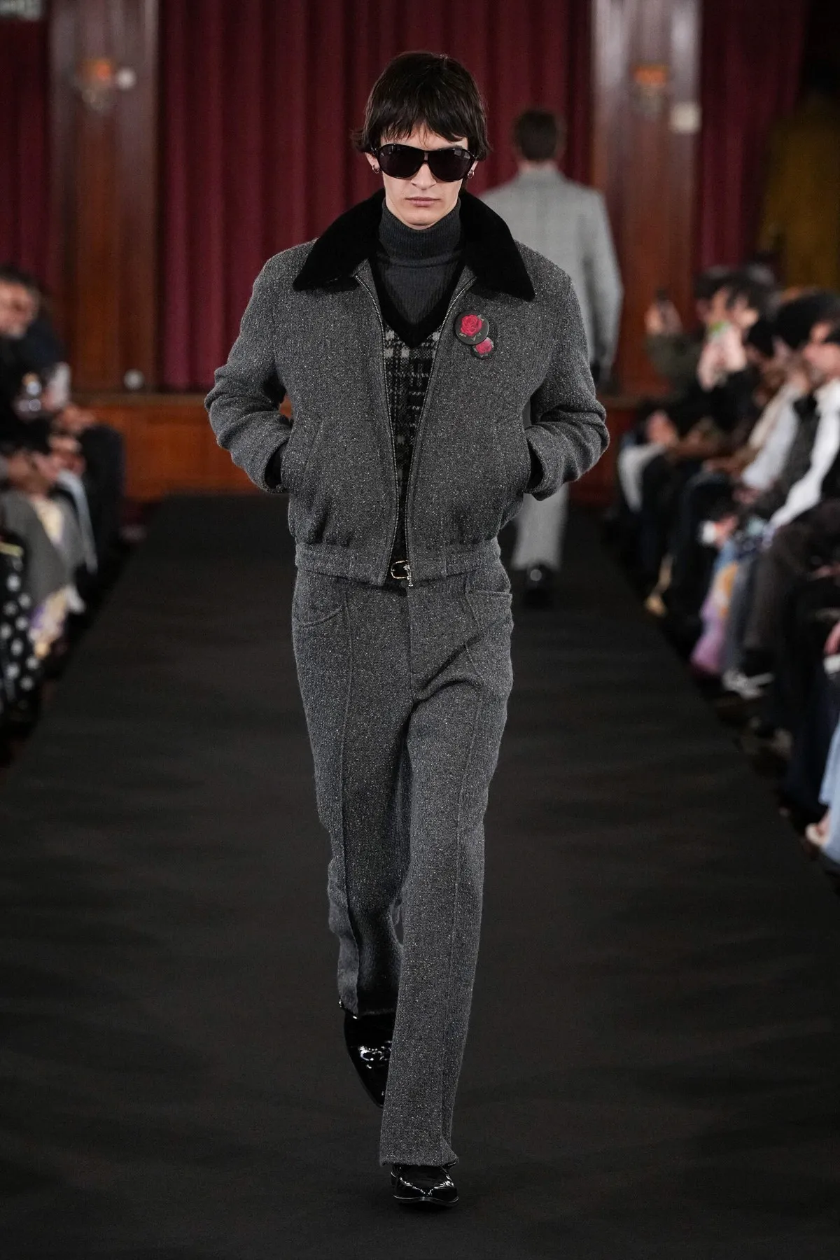 Ernest W. Baker signe son premier défilé parisien avec une collection automne 2026 ultra maîtrisée