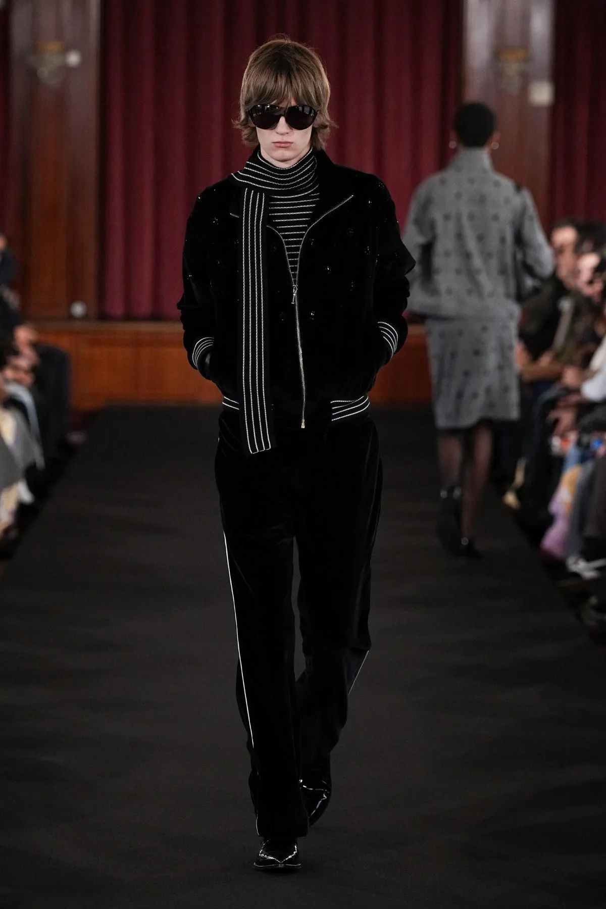 Ernest W. Baker signe son premier défilé parisien avec une collection automne 2026 ultra maîtrisée