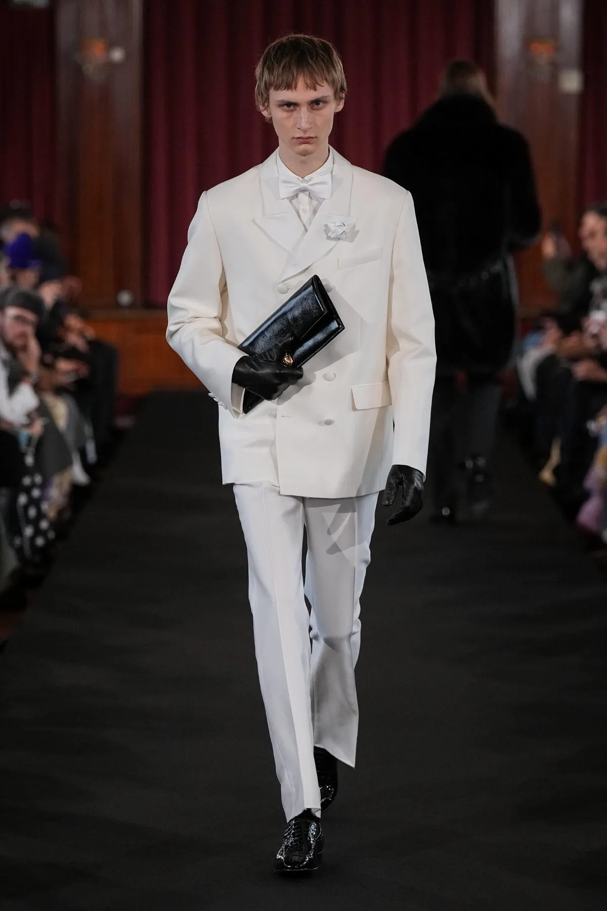 Ernest W. Baker signe son premier défilé parisien avec une collection automne 2026 ultra maîtrisée