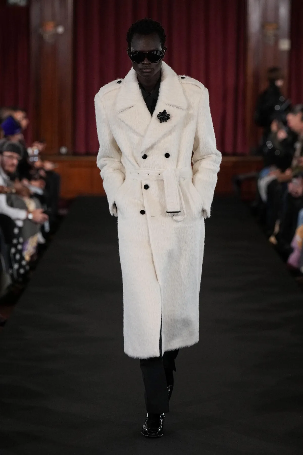 Ernest W. Baker signe son premier défilé parisien avec une collection automne 2026 ultra maîtrisée