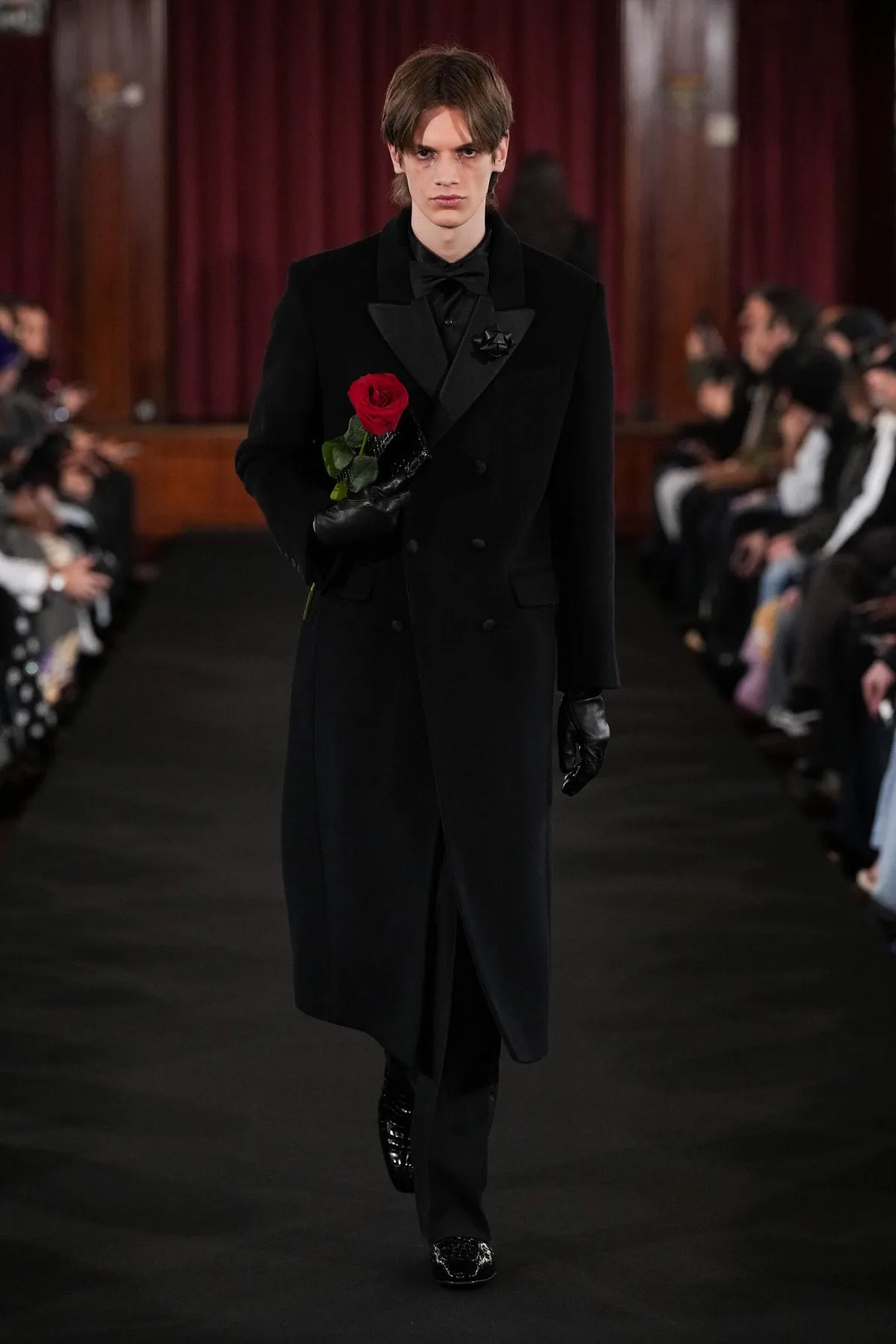 Ernest W. Baker signe son premier défilé parisien avec une collection automne 2026 ultra maîtrisée