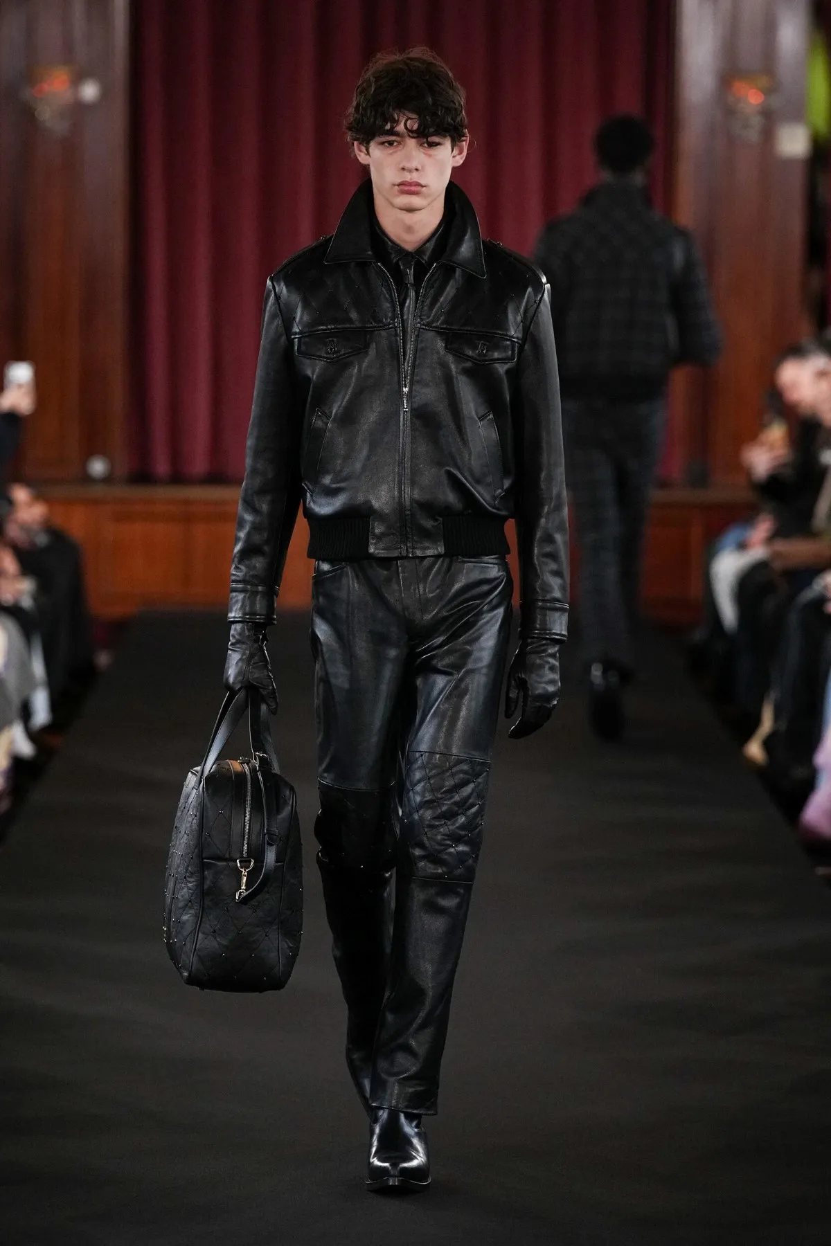 Ernest W. Baker signe son premier défilé parisien avec une collection automne 2026 ultra maîtrisée