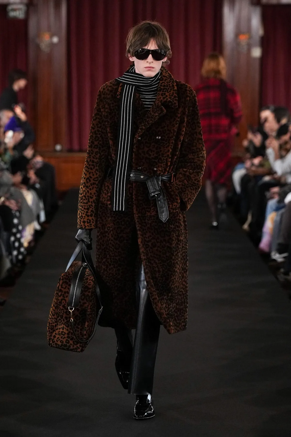 Ernest W. Baker signe son premier défilé parisien avec une collection automne 2026 ultra maîtrisée