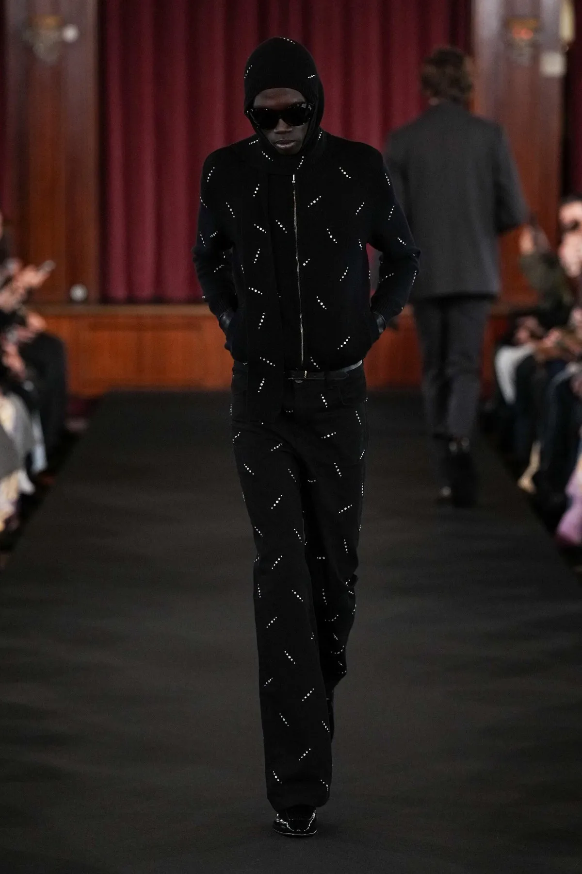 Ernest W. Baker signe son premier défilé parisien avec une collection automne 2026 ultra maîtrisée