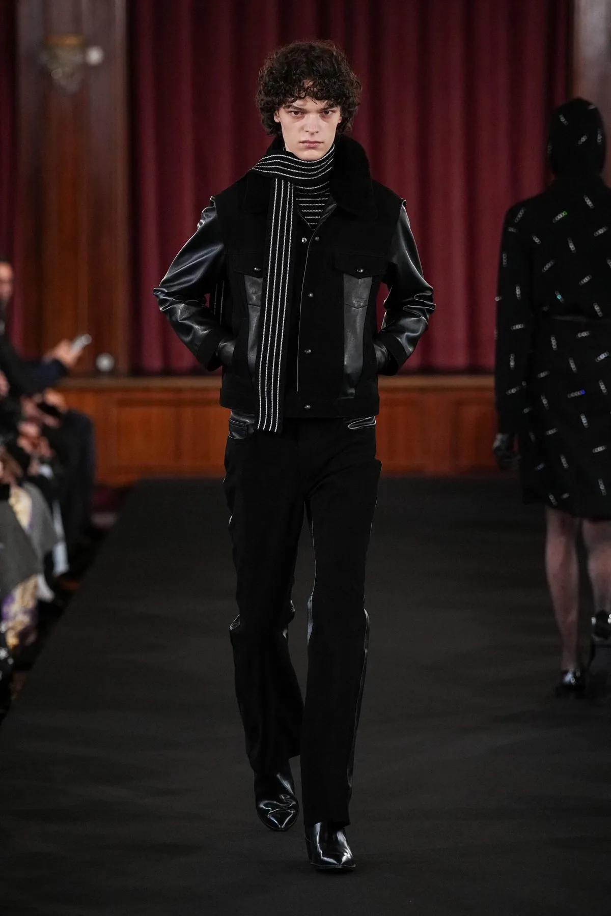 Ernest W. Baker signe son premier défilé parisien avec une collection automne 2026 ultra maîtrisée