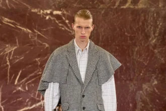 À Pitti Uomo, Hed Mayner dynamite les règles du vestiaire masculin avec sa collection automne 2026