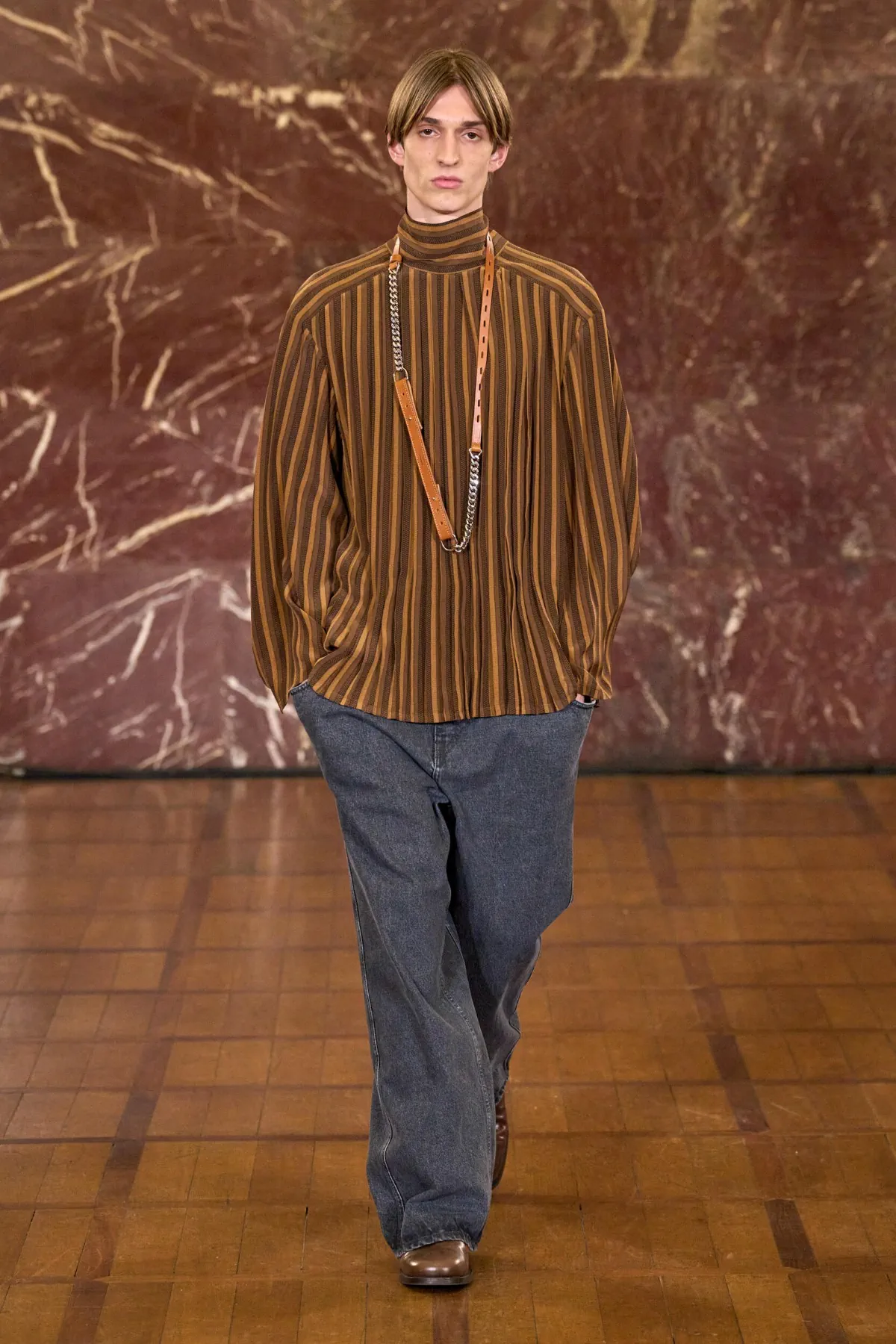 À Pitti Uomo, Hed Mayner dynamite les règles du vestiaire masculin avec sa collection automne 2026