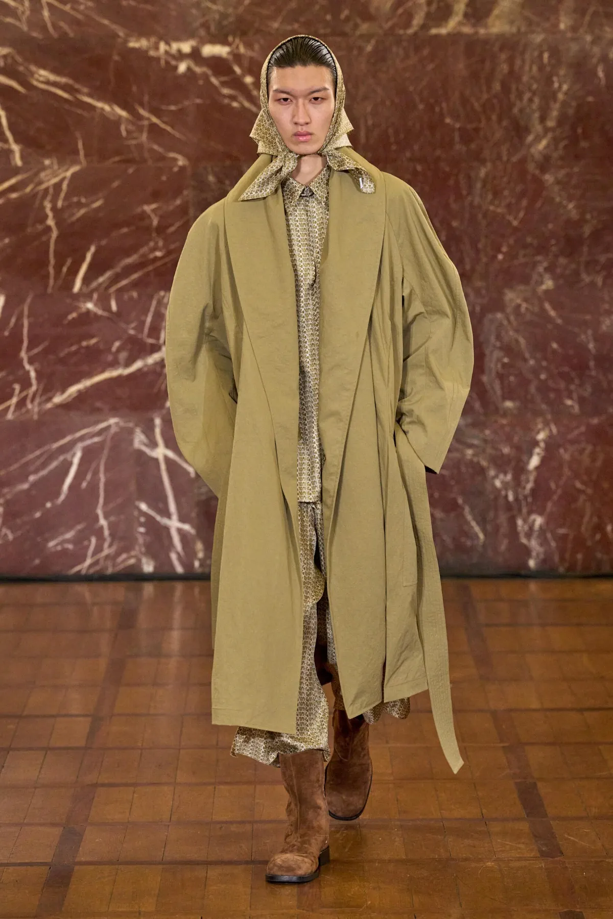 À Pitti Uomo, Hed Mayner dynamite les règles du vestiaire masculin avec sa collection automne 2026